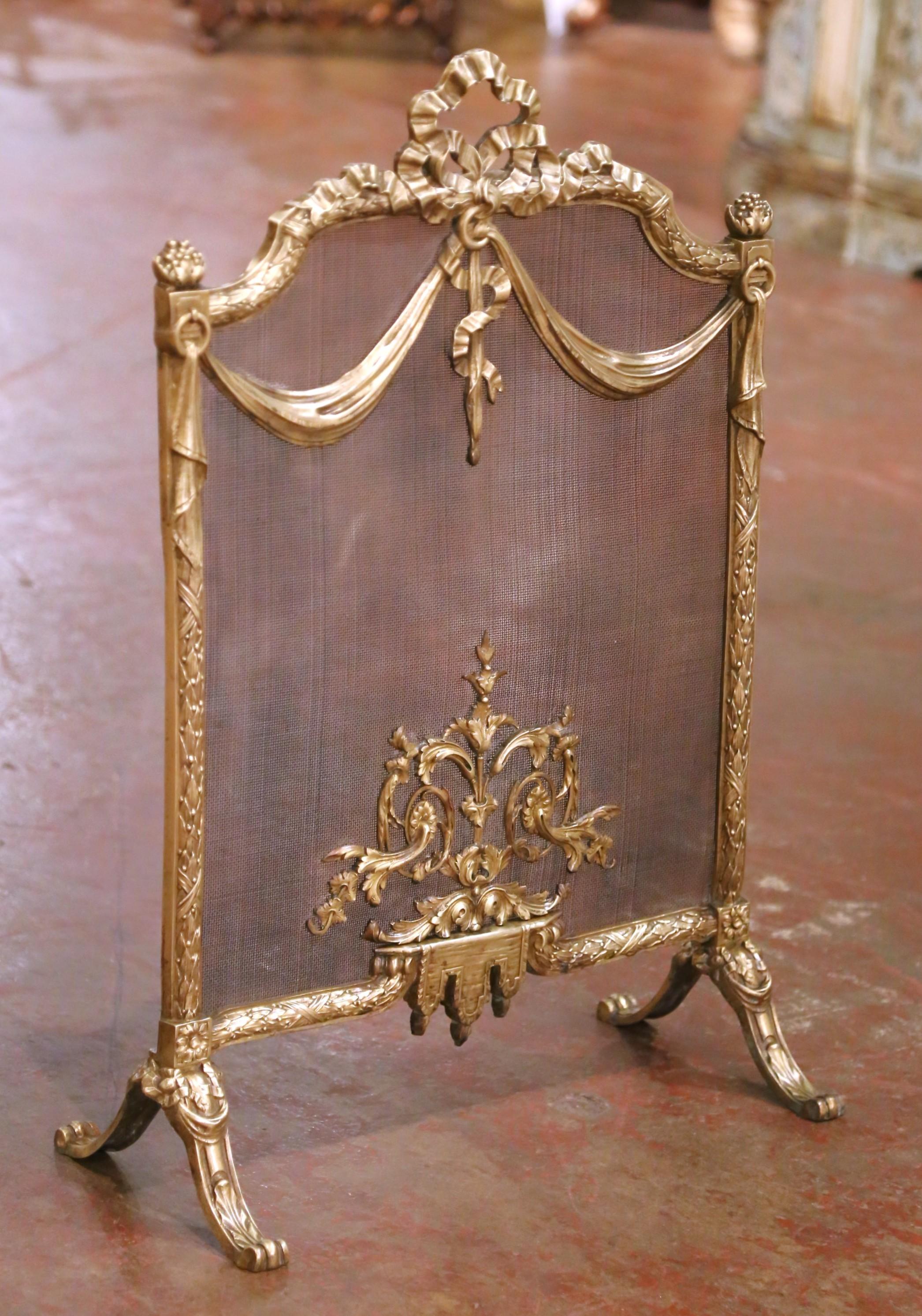 Francese Paravento francese Luigi XVI del XIX secolo in bronzo ormolato con stemma a nastro in vendita