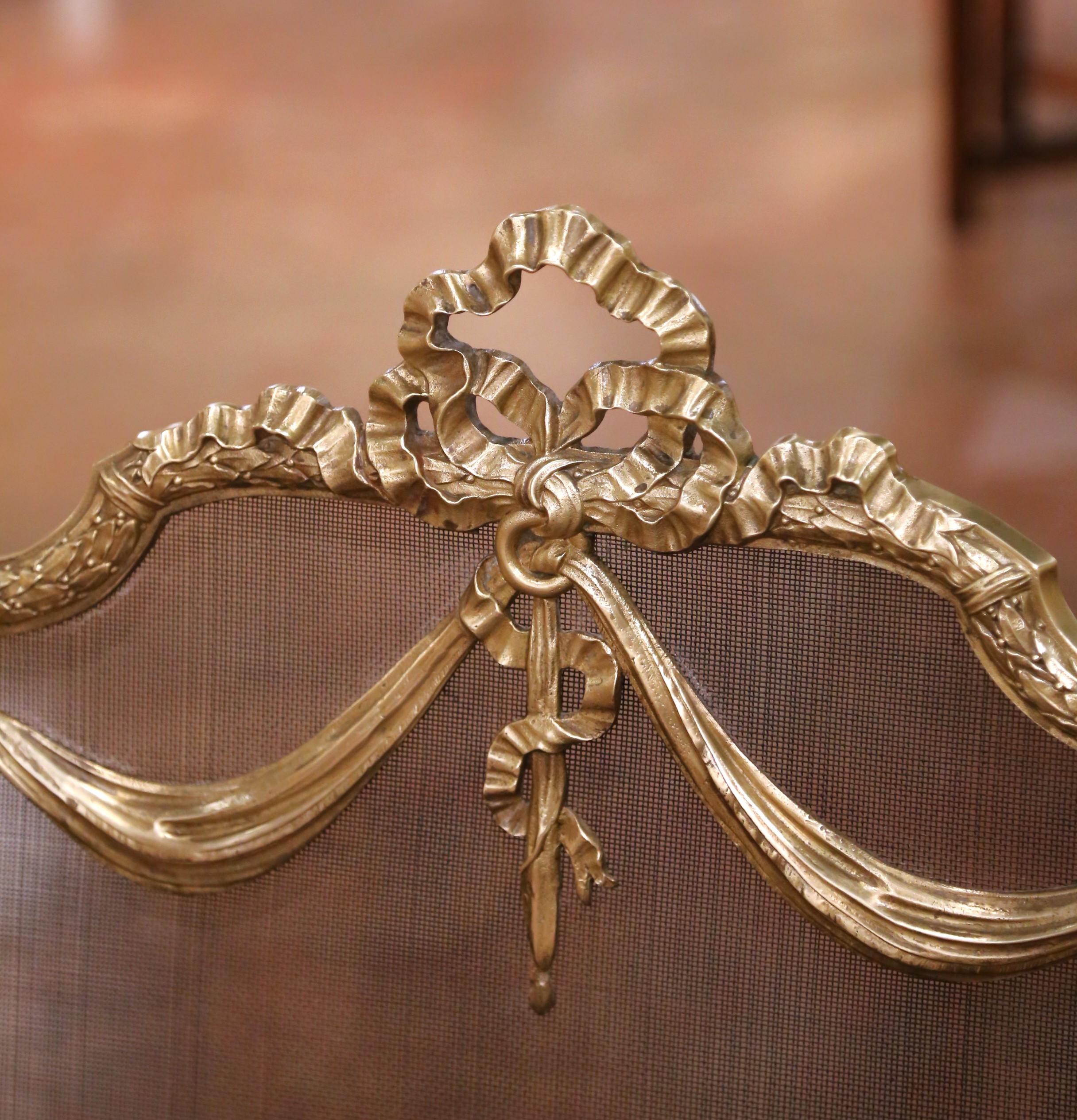 Dorato Paravento francese Luigi XVI del XIX secolo in bronzo ormolato con stemma a nastro in vendita