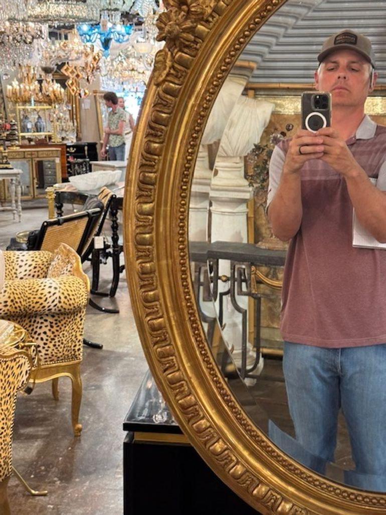 19th Century French Louis XVI Oval Carved and Giltwood Mirror For Sale 1