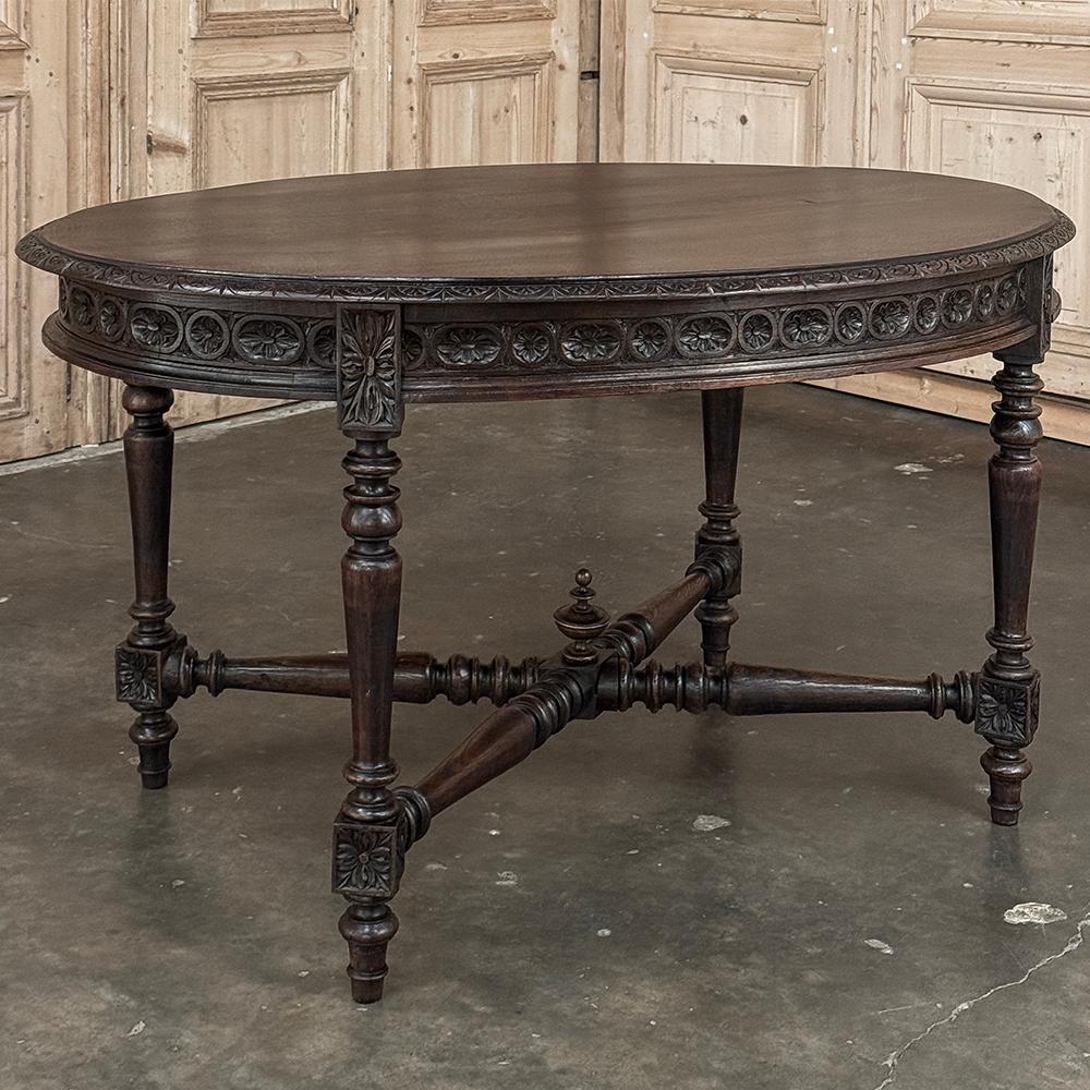 Table centrale ovale Louis XVI du 19ème siècle ~ La table de bibliothèque est un chef d'oeuvre du style classique !  Fabriqué en noyer français, il présente un généreux plateau ovale bordé de demilune sur tout le pourtour, avec un tablier au-dessous