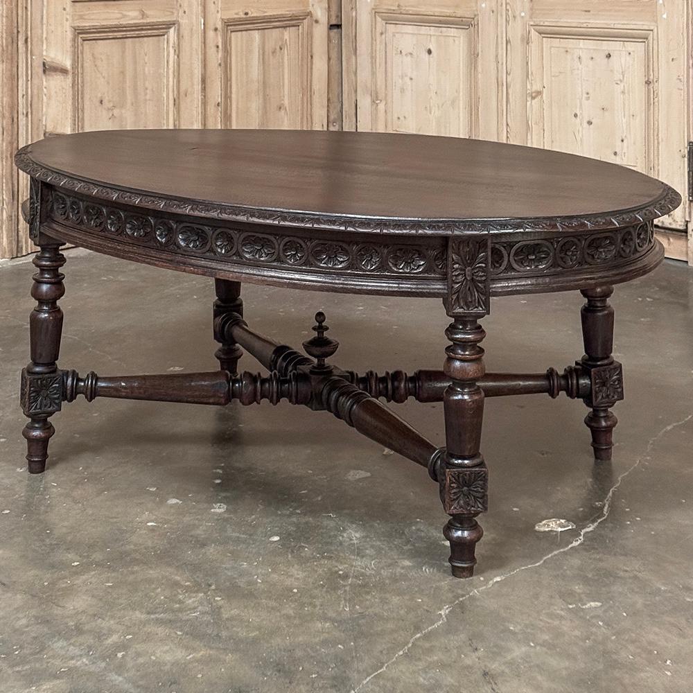 La table basse ovale Louis XVI du XIXe siècle est un chef-d'œuvre du style classique !  Fabriqué en noyer français, il présente un généreux plateau ovale bordé de demilune sur tout le pourtour, avec un tablier au-dessous également sculpté d'une