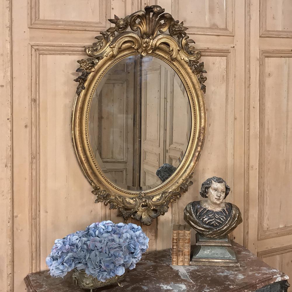 Français Miroir ovale doré Louis XVI français du 19e siècle en vente