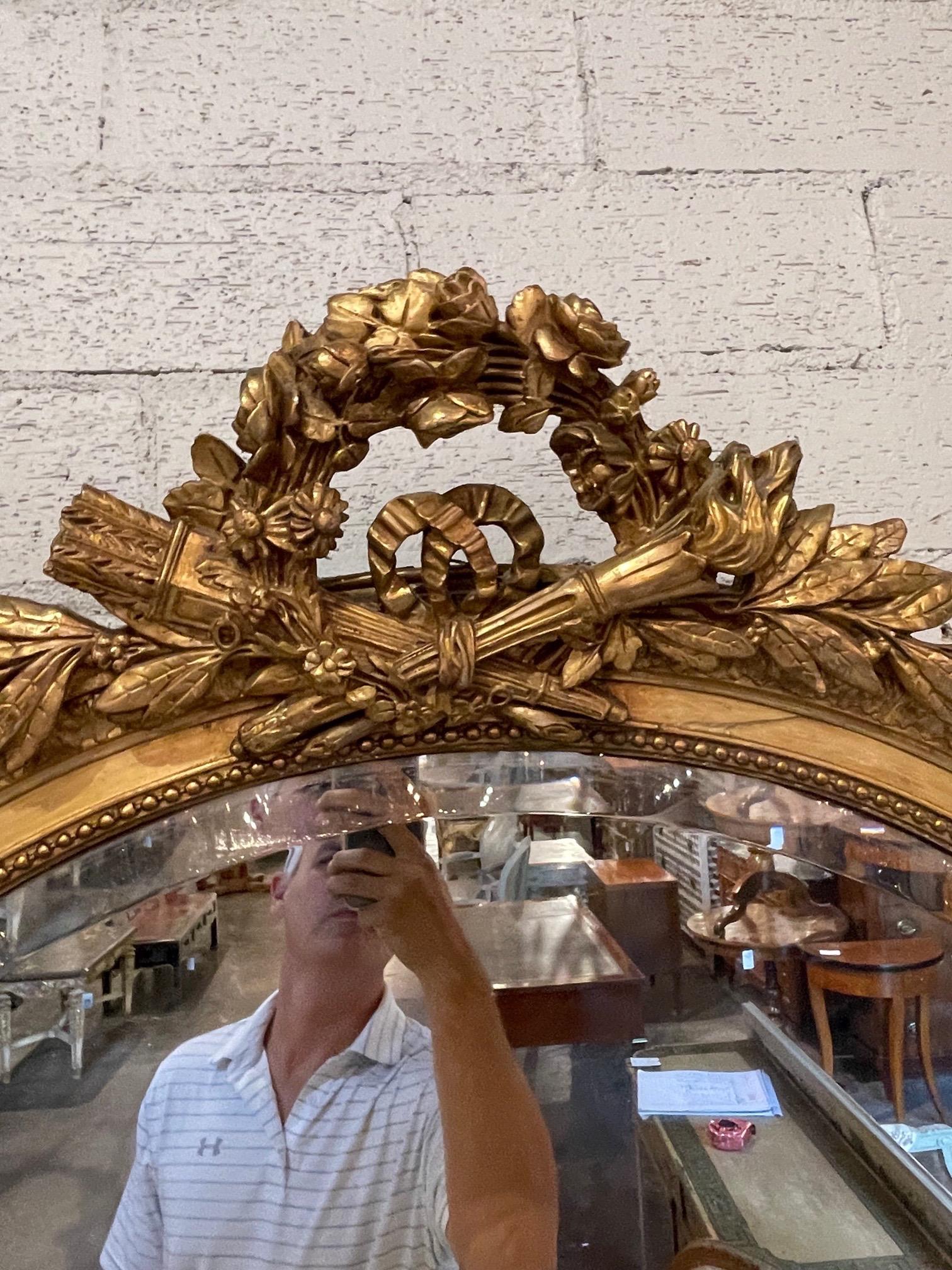 Miroir ovale français Louis XVI du XIXe siècle en bois doré Bon état - En vente à Dallas, TX