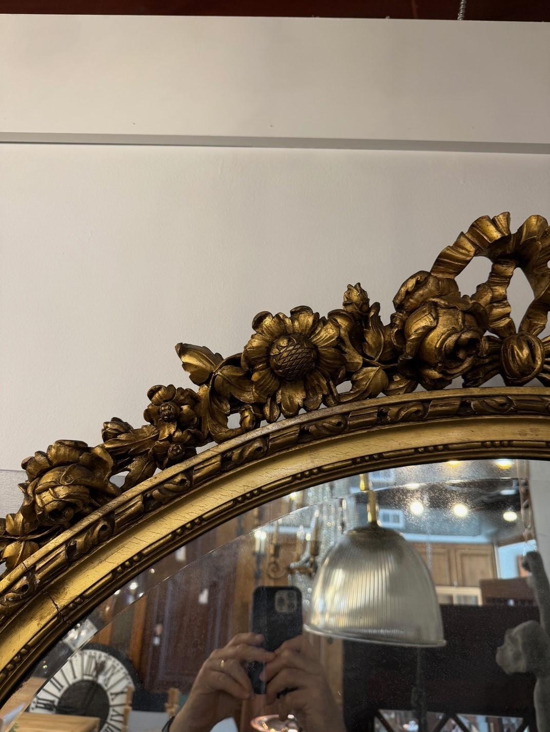 Français Miroir ovale français Louis XVI du XIXe siècle en bois doré en vente