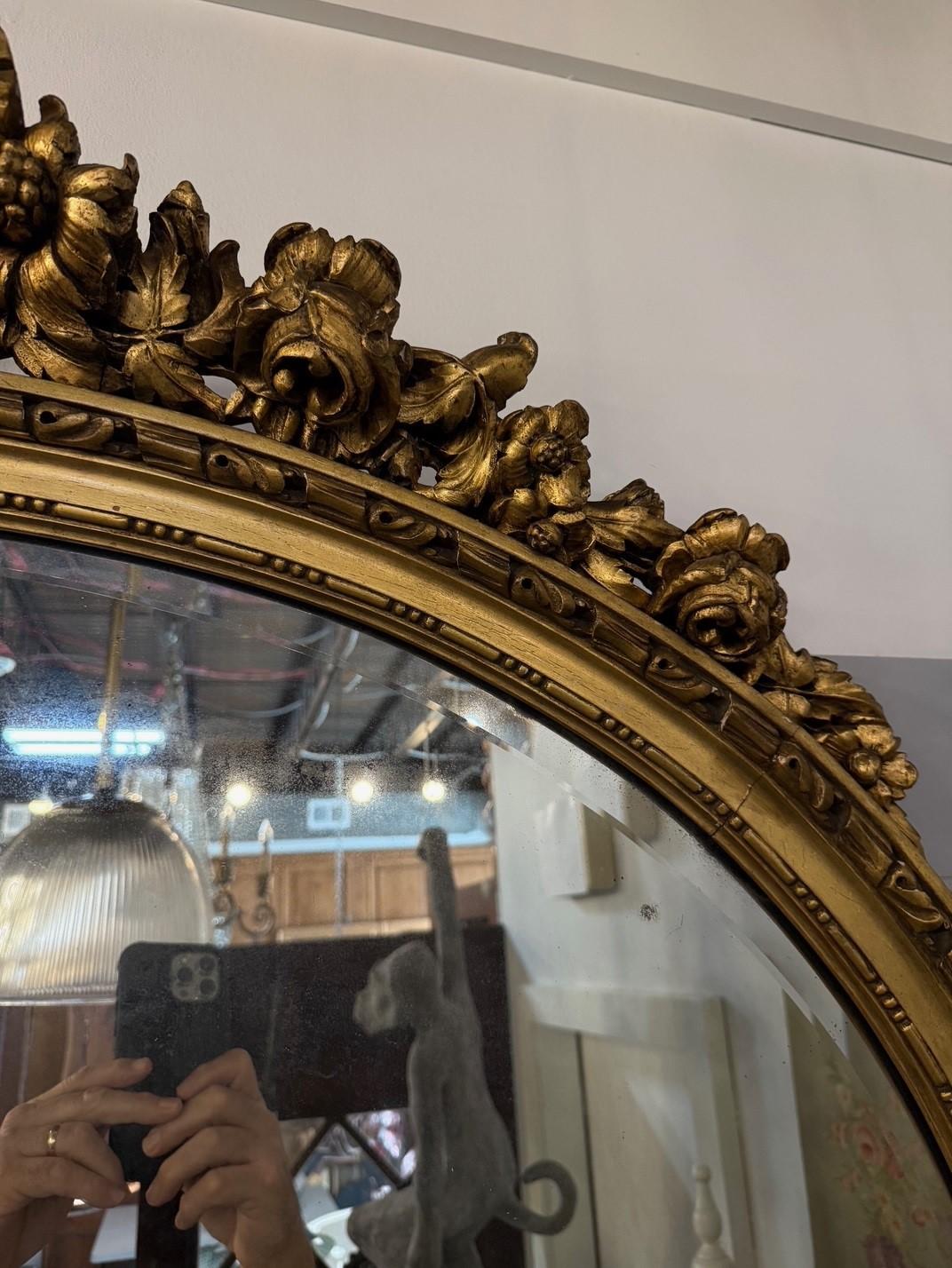 Miroir ovale français Louis XVI du XIXe siècle en bois doré Bon état - En vente à Stamford, CT