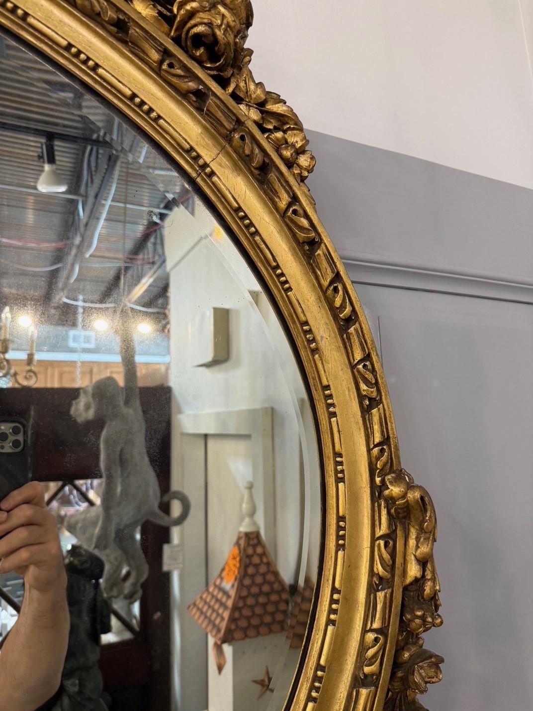 Miroir ovale français Louis XVI du XIXe siècle en bois doré en vente 3