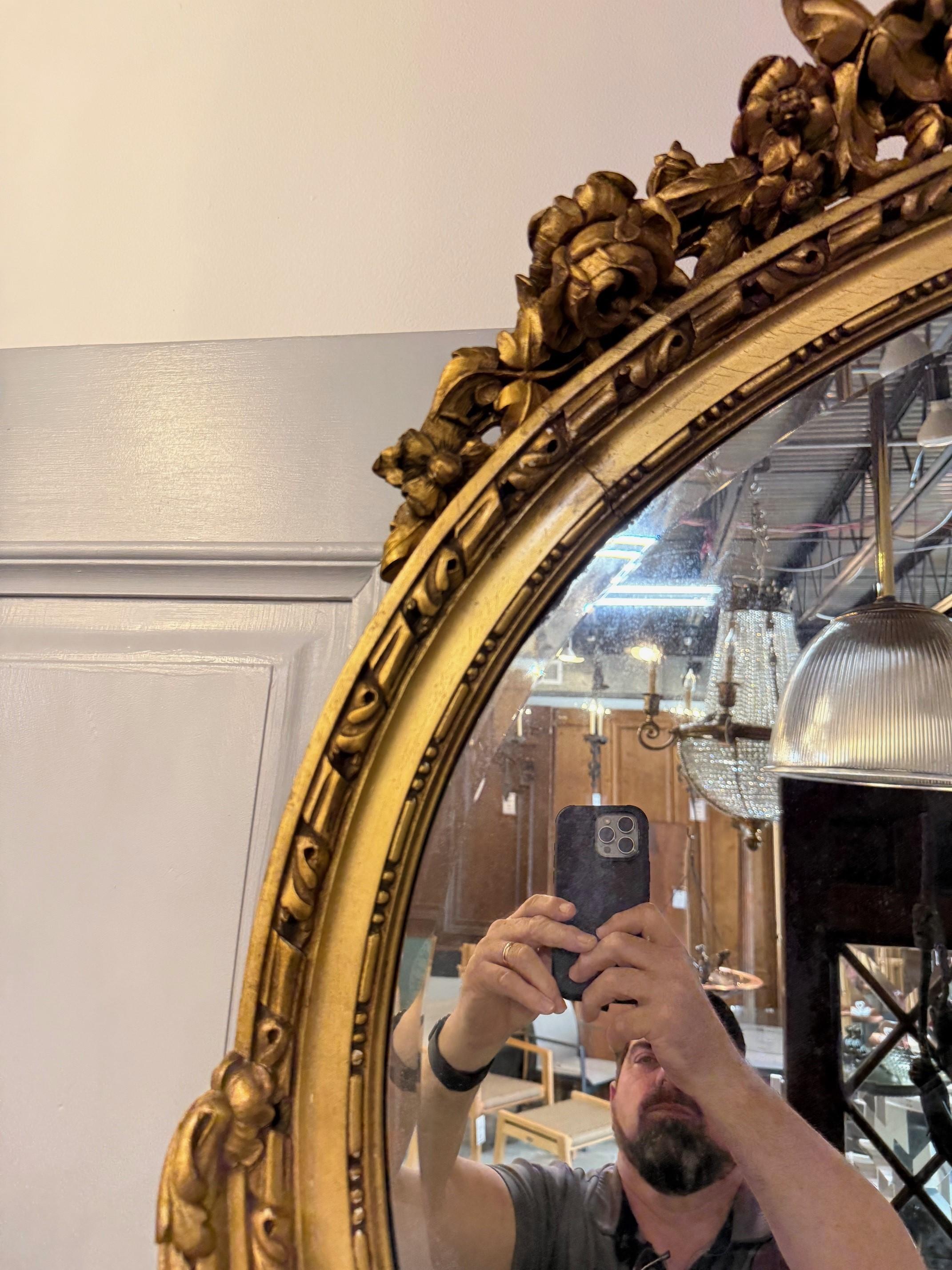 Miroir ovale français Louis XVI du XIXe siècle en bois doré en vente 4