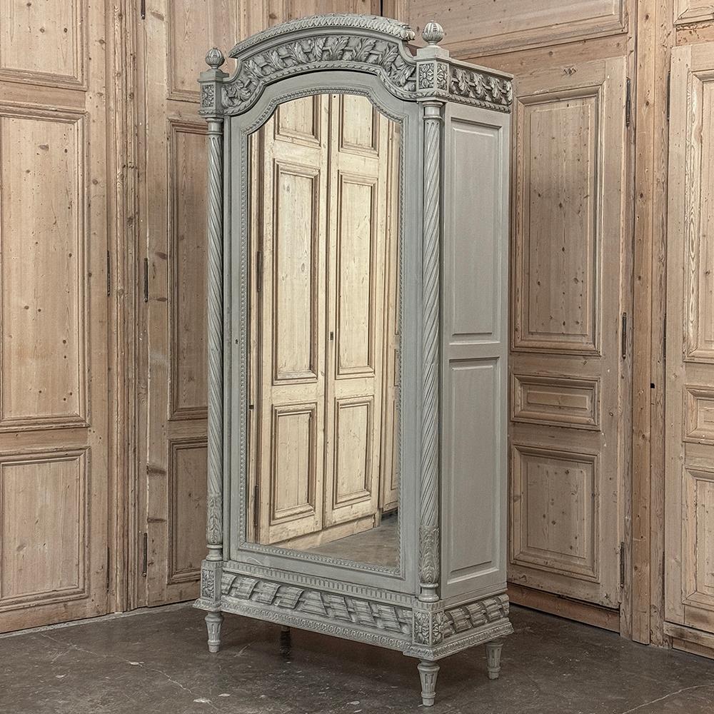 L'Armoire francese Luigi XVI del XIX secolo eccelle per la sua eleganza ma con una tavolozza di colori più chiari che si adatta perfettamente agli arredamenti più casual di oggi.  In grado di adattarsi anche a soffitti di due metri e mezzo, presenta
