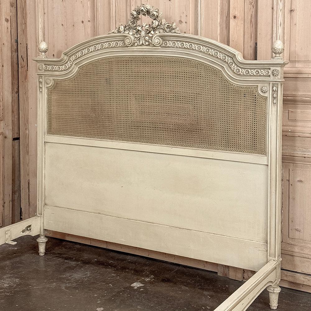 19. Jahrhundert Französisch Louis XVI gemalt Bett mit Caning (Handgeschnitzt) im Angebot