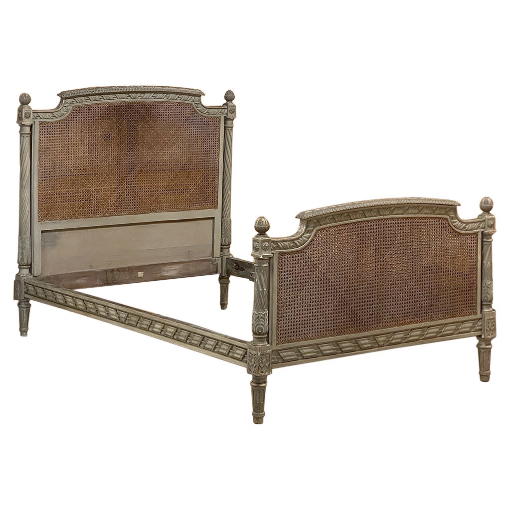Lit peint Louis XVI français du 19ème siècle avec cannage
