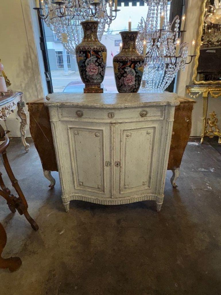 Armadietto francese del XIX secolo con design Luigi XVI, intagliato e dipinto. Circa 1880. Un'ottima aggiunta a qualsiasi casa! 40 l x 16 p x 38 h