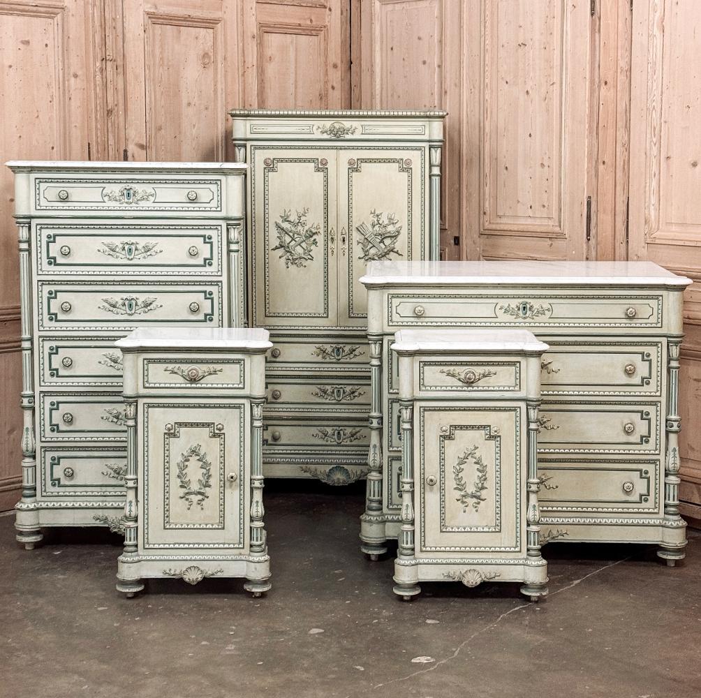 La Commode francese Luigi XVI del XIX secolo dipinta con marmo di Carrara è una vera meraviglia dell'arte ebanistica!  Realizzata a mano in noce francese massiccio, che era ancora abbondante durante il periodo di Napoleone III, è stata progettata in