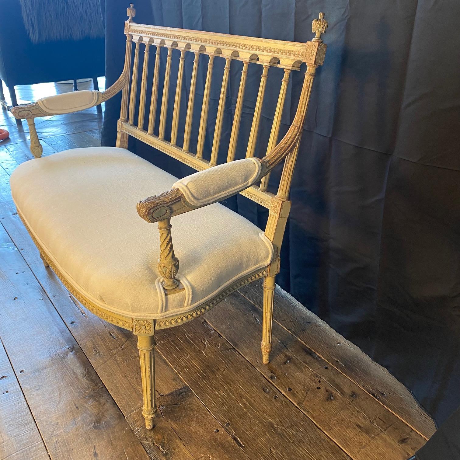19th Century French Louis XVI Painted Loveseat Luis XVI en venta