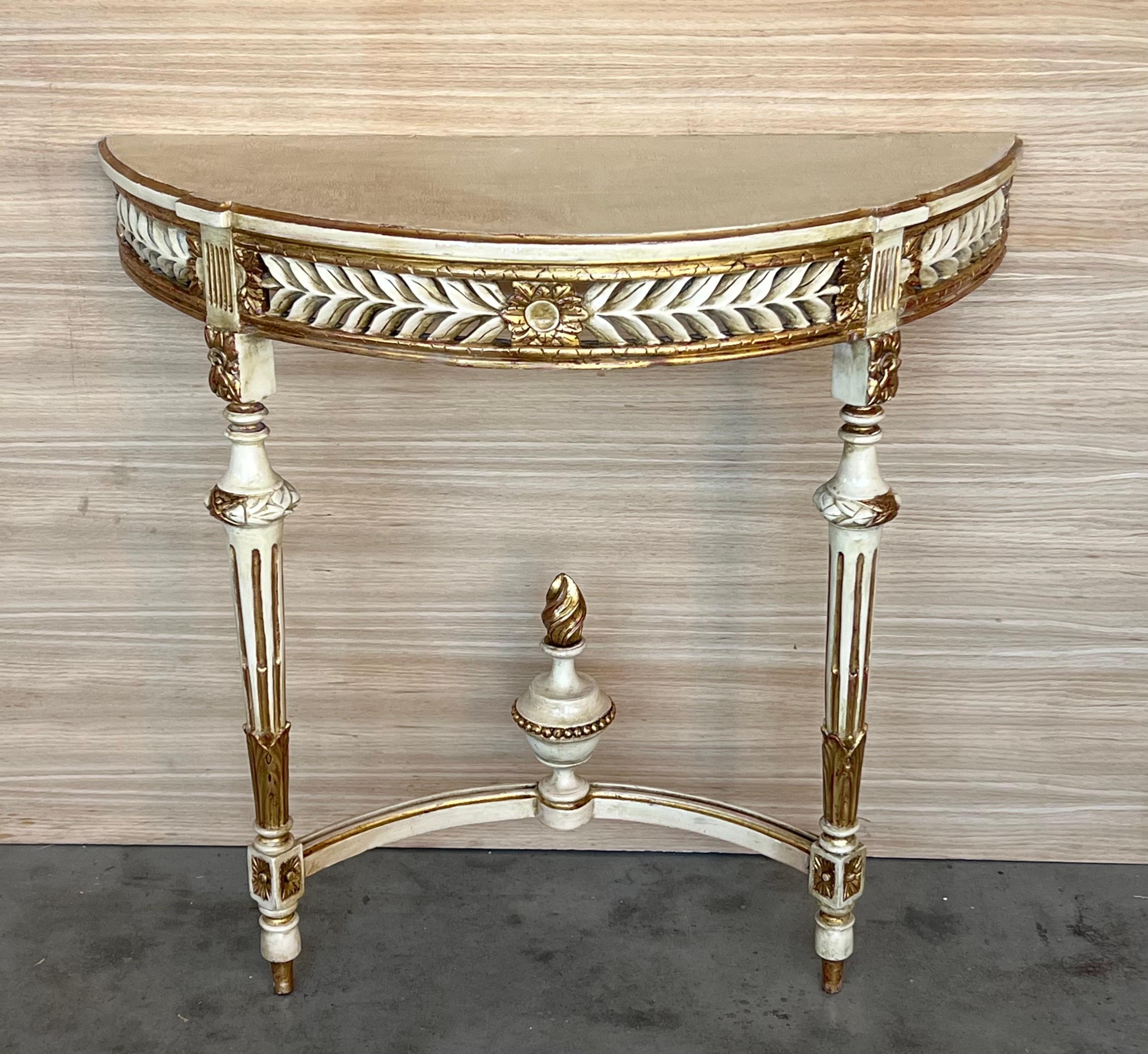 La consola demiluna francesa del siglo XIX con tapa de mármol pintado Luis XVI será un hermoso elemento decorativo para la entrada, el vestíbulo o la escalera. Resplandeciente con una arquitectura y un embellecimiento impresionantes que son la