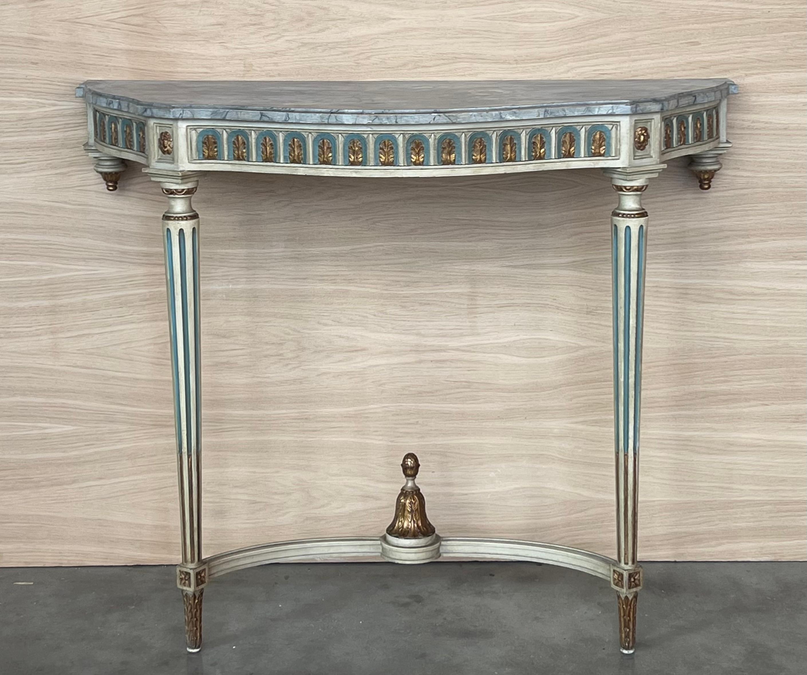 La consola demiluna francesa del siglo XIX con tapa de mármol pintado Luis XVI será un hermoso elemento decorativo para la entrada, el vestíbulo o la escalera. Resplandeciente con una arquitectura y un embellecimiento impresionantes que son la