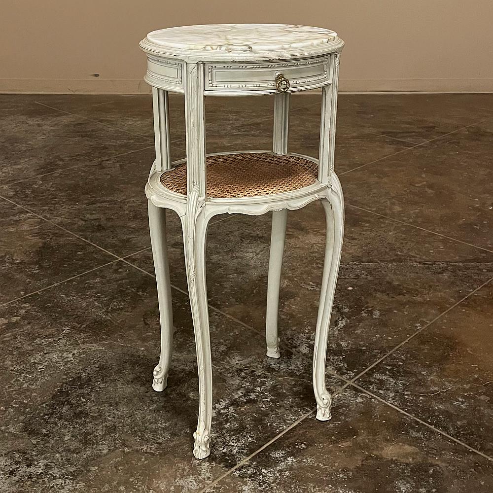 19th Century French Louis XVI Painted Marble Top Nightstand ist ein hervorragendes Beispiel für Belle Epoque Stil und Handwerkskunst! Durch die ovale Form und die rundum verarbeitete Oberfläche eignet er sich sowohl für die Platzierung in der Mitte