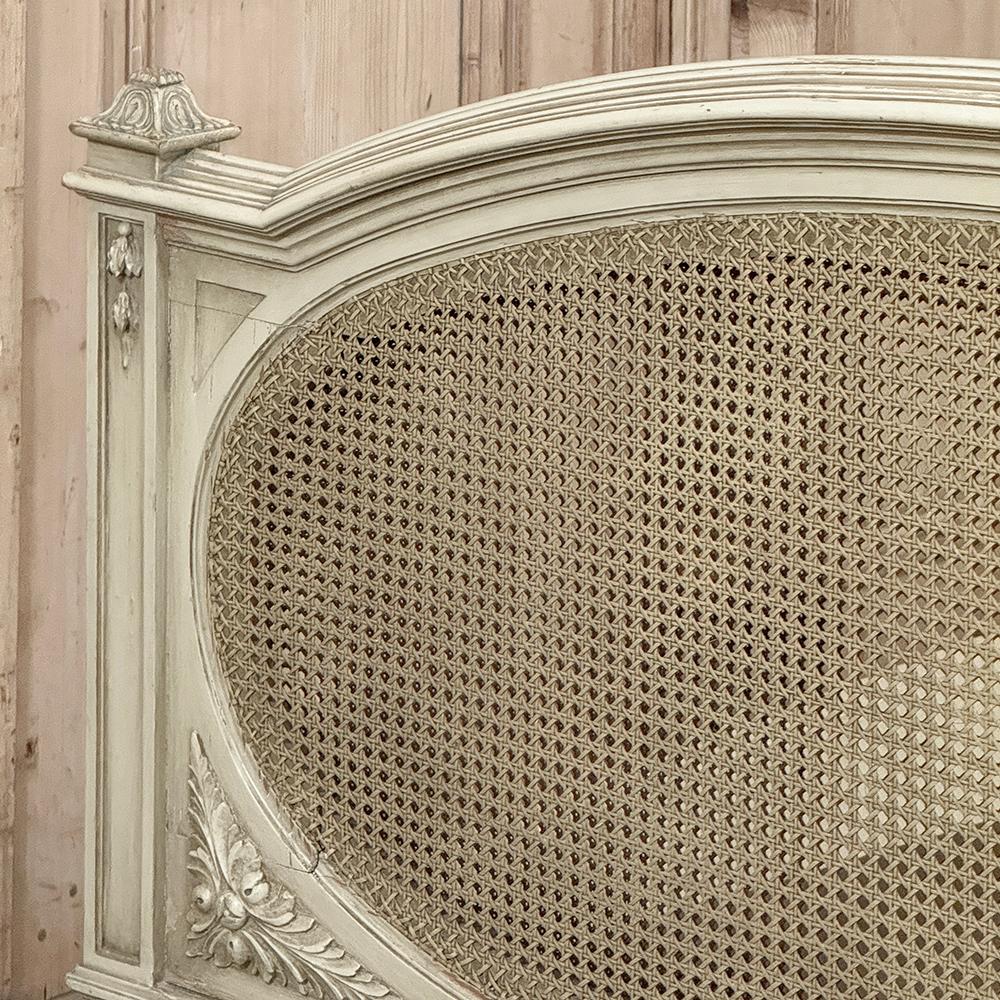 Lit QUEEN du 19ème siècle, peint en Louis XVI, avec Cane en vente 5