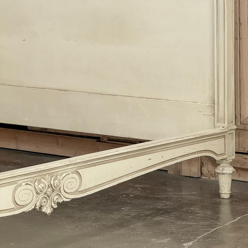 Canne Lit QUEEN du 19ème siècle, peint en Louis XVI, avec Cane en vente