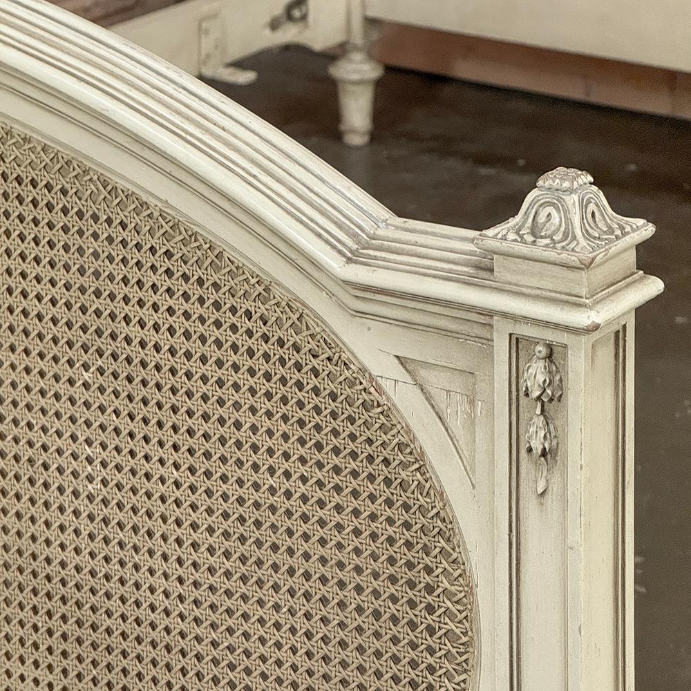 Lit QUEEN du 19ème siècle, peint en Louis XVI, avec Cane en vente 2