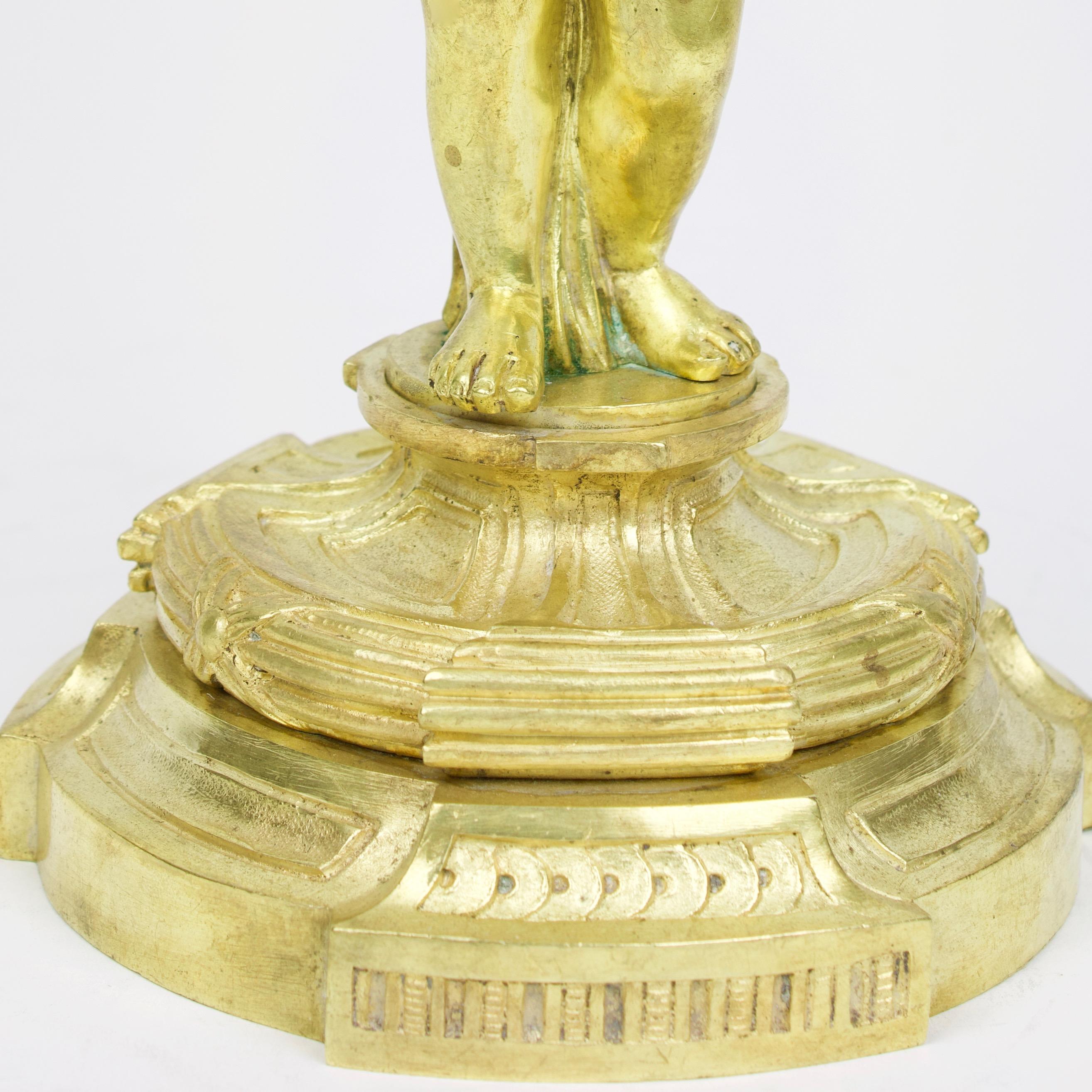 XIXe siècle Centre de table Putto Tazza en porcelaine dorée et bronze du 19ème siècle de style Louis XVI français en vente