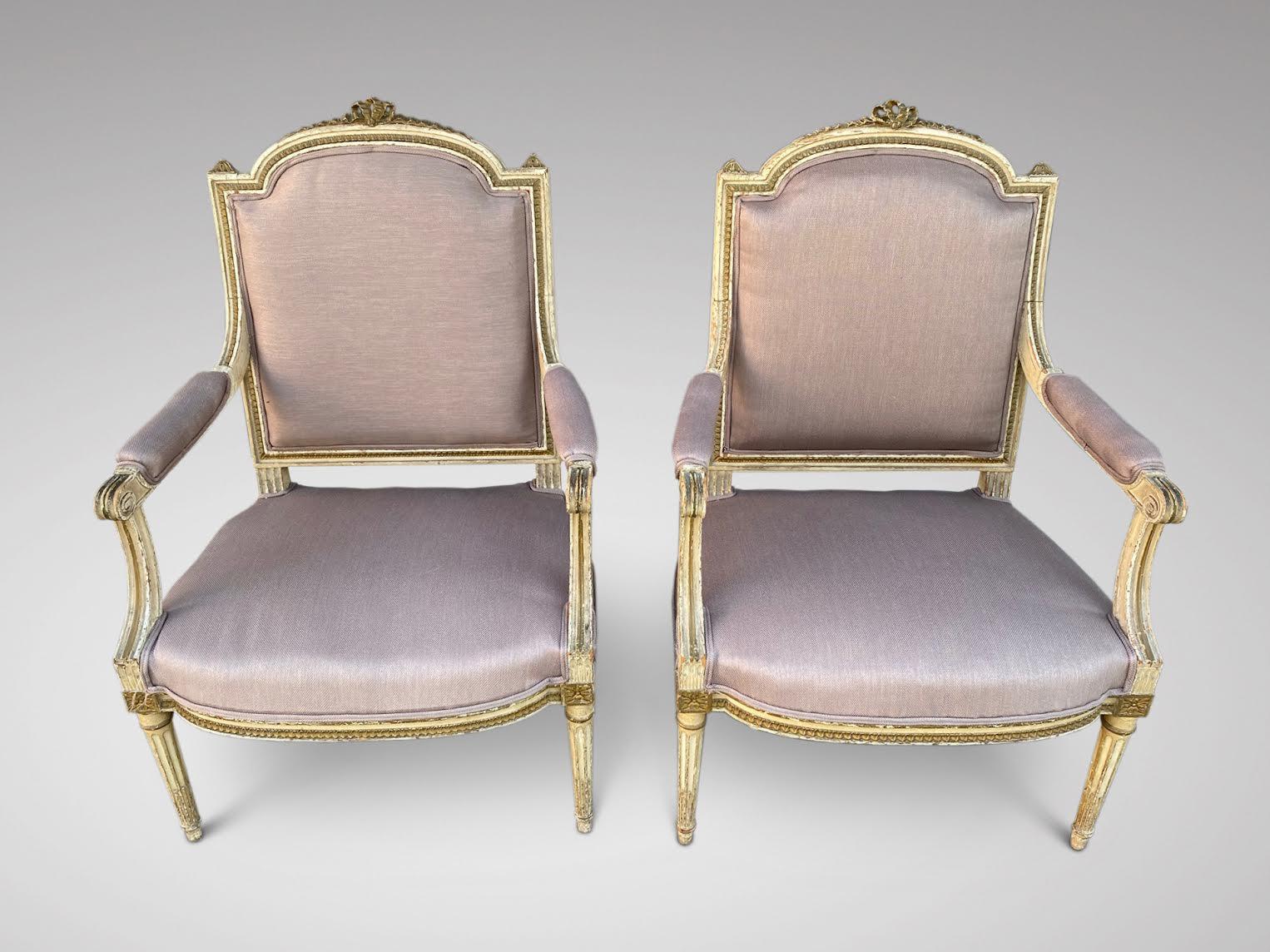 Français Paire de fauteuils Louis XVI français du 19ème siècle, tapissés et sculptés en vente