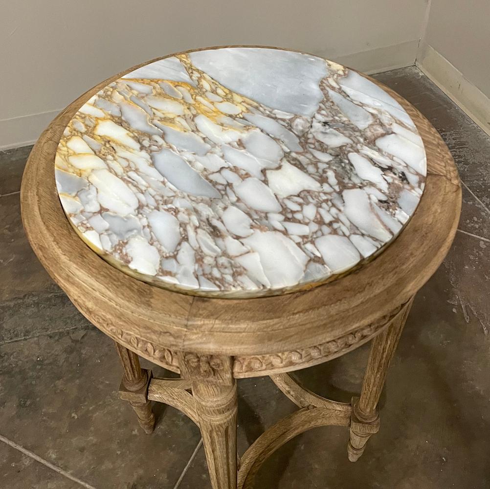 19th Century French Louis XVI Round Marble Top End Table in Stripped Oak For Sale 2
