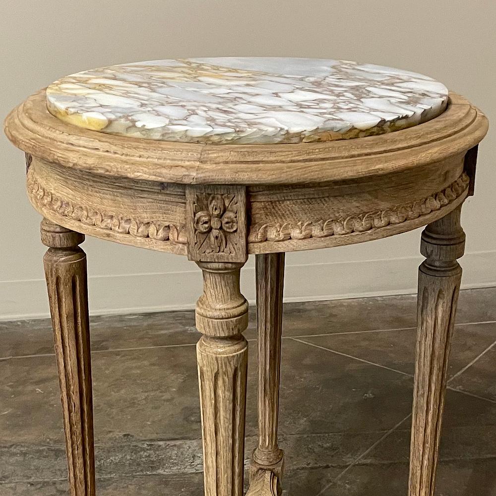 19th Century French Louis XVI Round Marble Top End Table in Stripped Oak For Sale 3