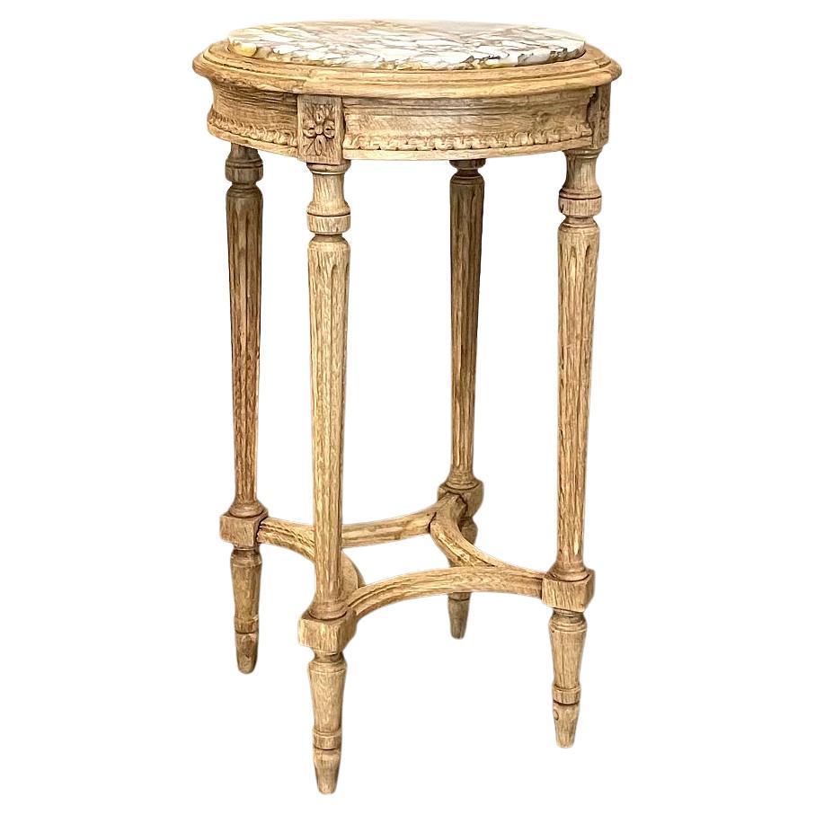 Table d'extrémité française Louis XVI du 19ème siècle avec plateau rond en marbre et chêne rayé