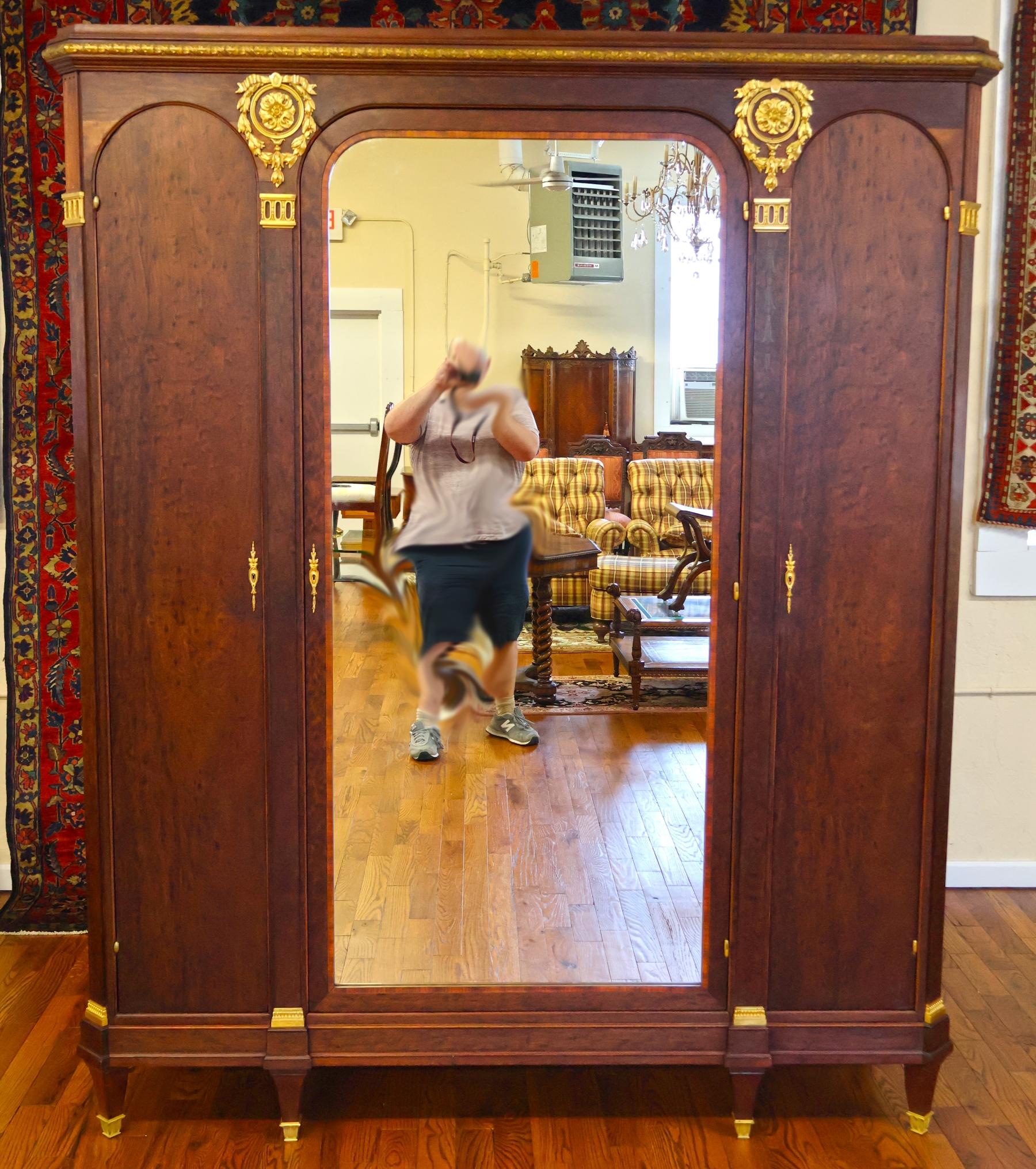 Armario Francés De Caoba Acajou Estilo Luis XVI Del Siglo XIX Por Haentges Freres en Bueno estado para la venta en Long Branch, NJ