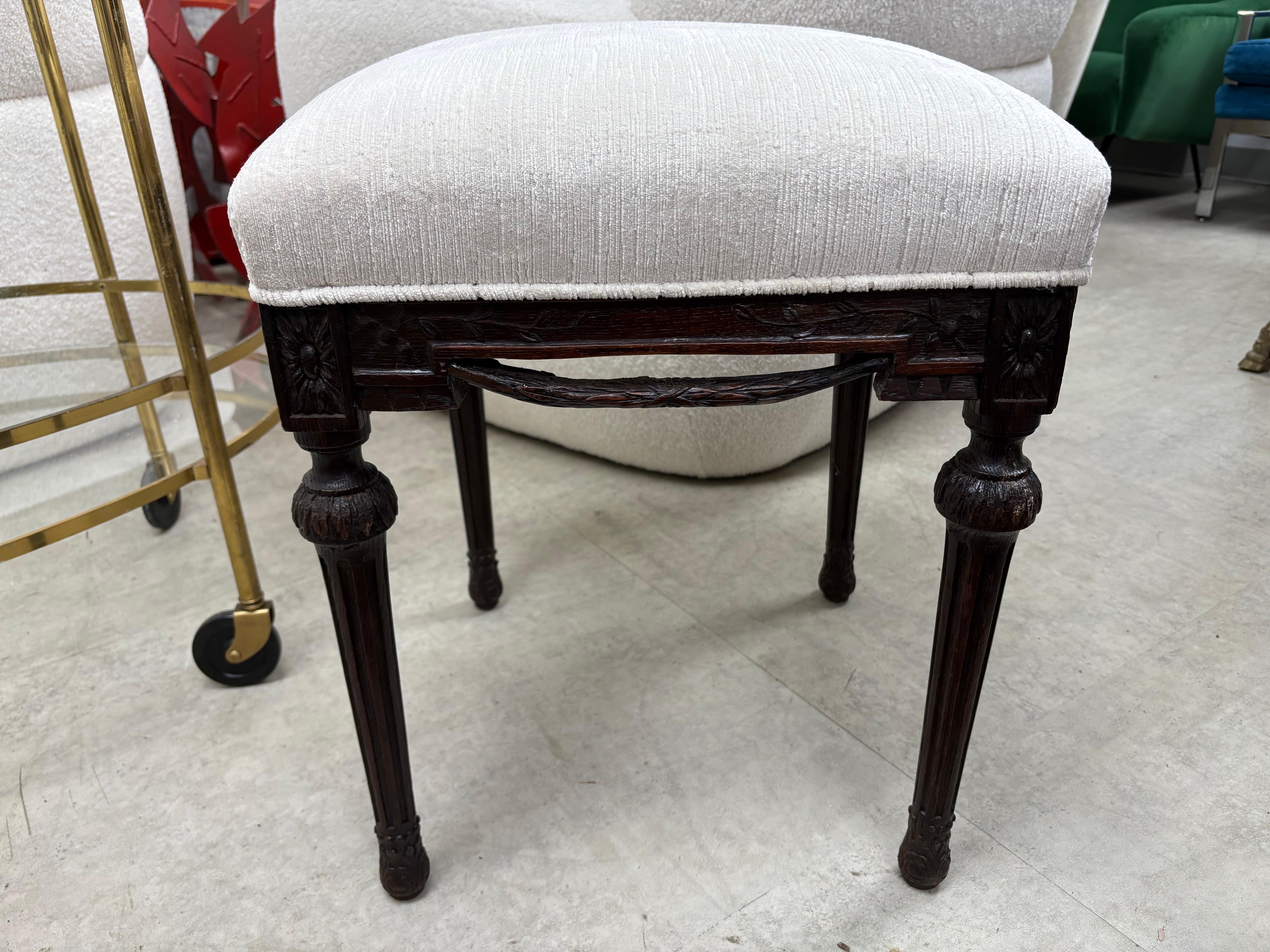 Panca francese del XIX secolo in stile Luigi XVI.
In offerta c'è un'incantevole panca, pouf o sgabello antico francese in stile Luigi XVI con un grazioso design a fasce e rivestito professionalmente in tessuto di velluto tagliato color crema.
Questa