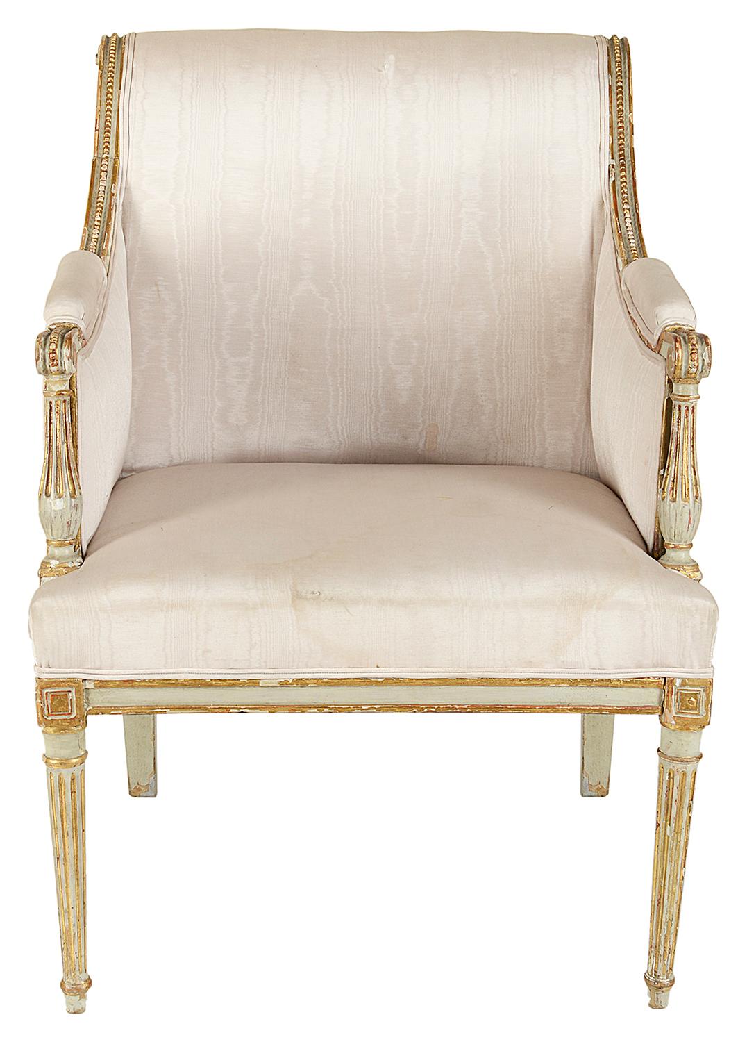 Ein sehr stilvoller Sessel im Stil des späten 18. und frühen 19. Jahrhunderts aus elfenbeinfarbener Bergere. Mit geriffelten und kannelierten, vergoldeten Verzierungen und auf gedrechselten, spitz zulaufenden Beinen.