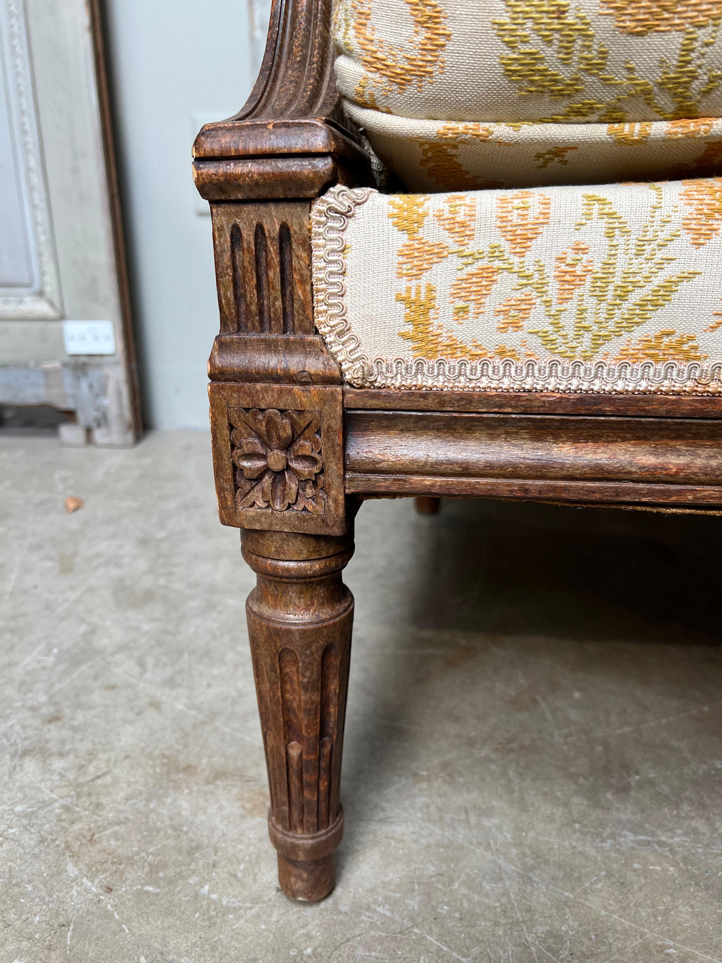 Französischer Bergere-Stuhl im Louis-XVI.-Stil des 19. Jahrhunderts (Handgeschnitzt) im Angebot