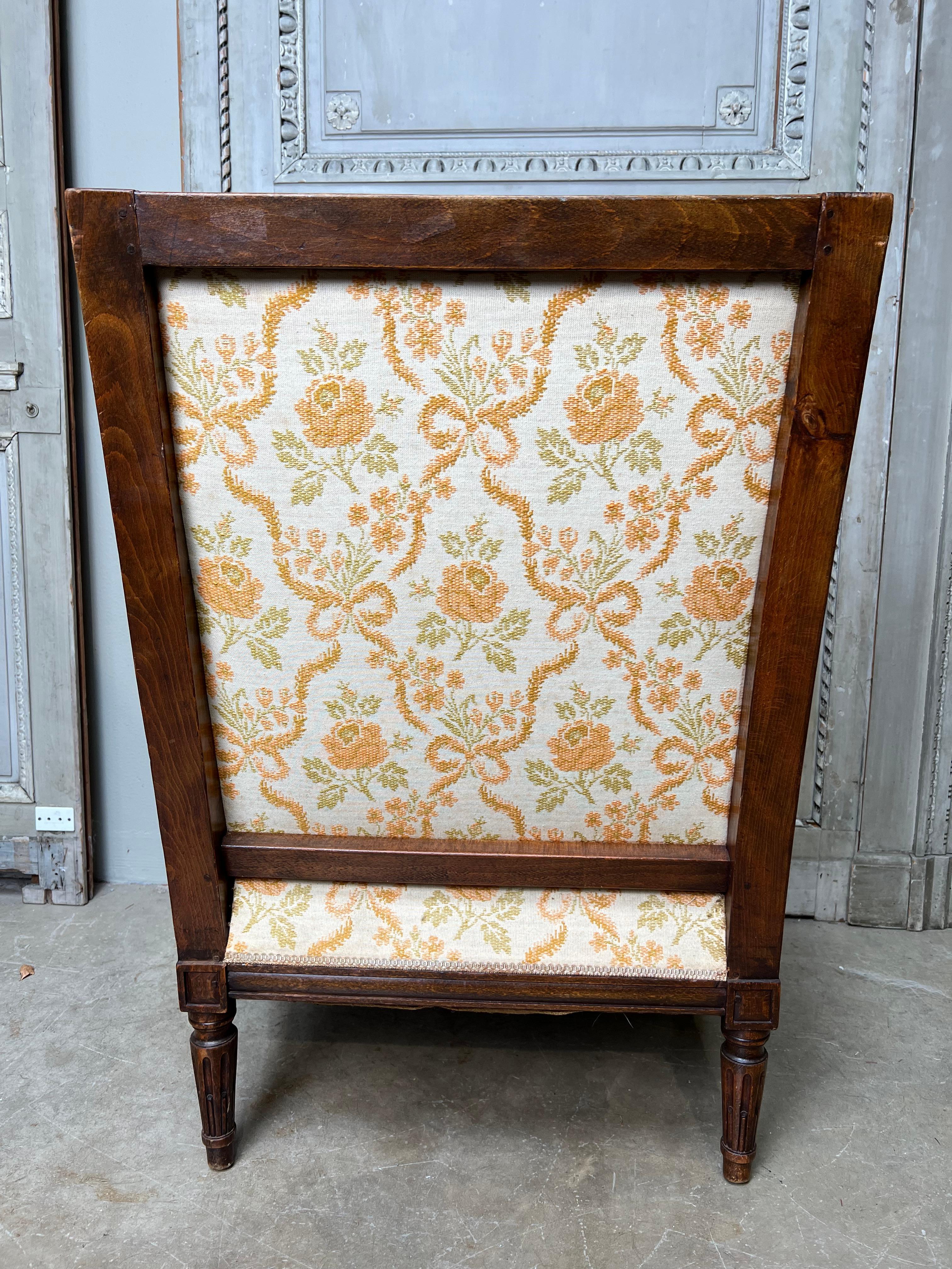 Französischer Bergere-Stuhl im Louis-XVI.-Stil des 19. Jahrhunderts im Zustand „Gut“ im Angebot in Dallas, TX