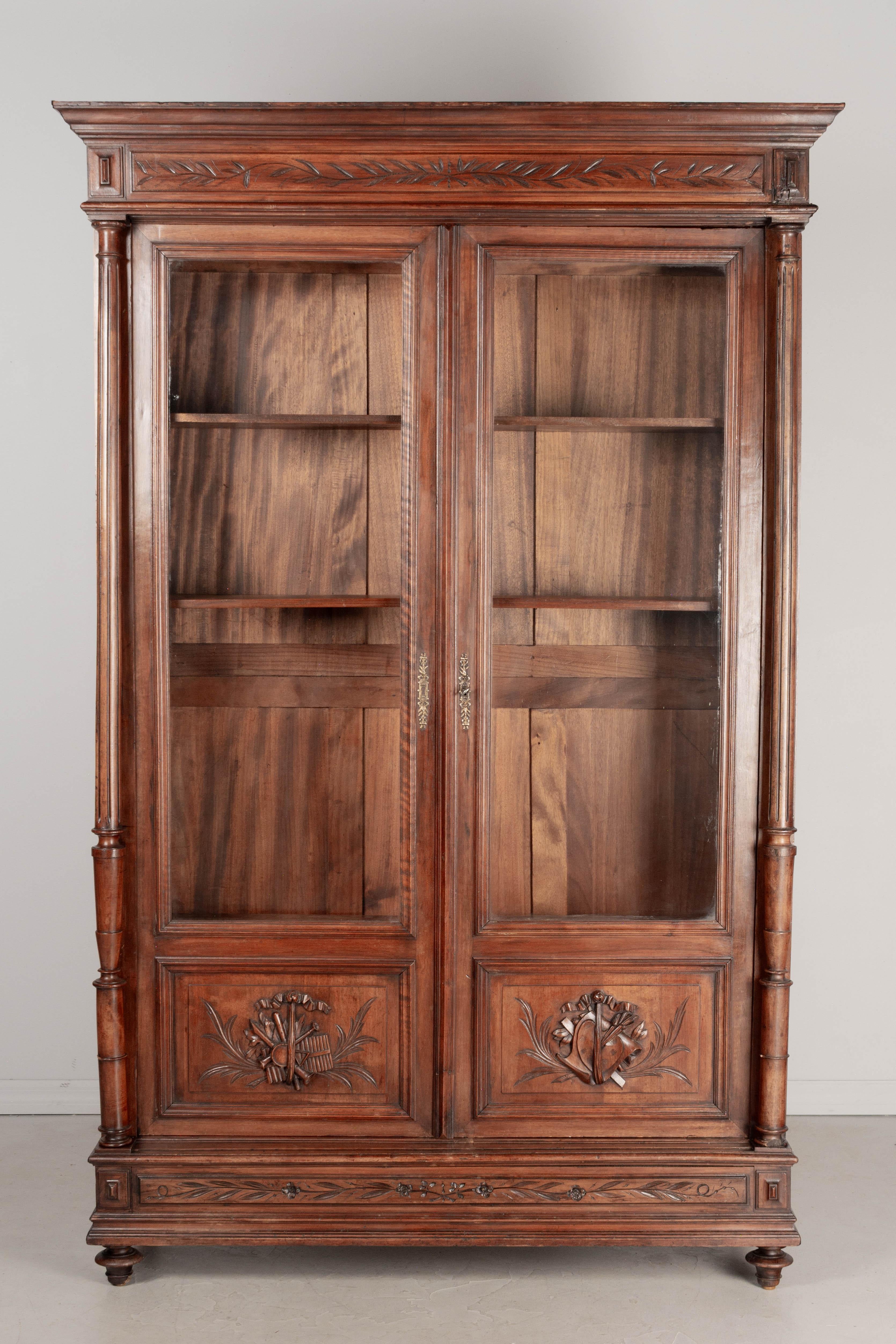 Sculpté à la main Bibliothèque ou bibliothèque française du 19ème siècle de style Louis XVI en vente