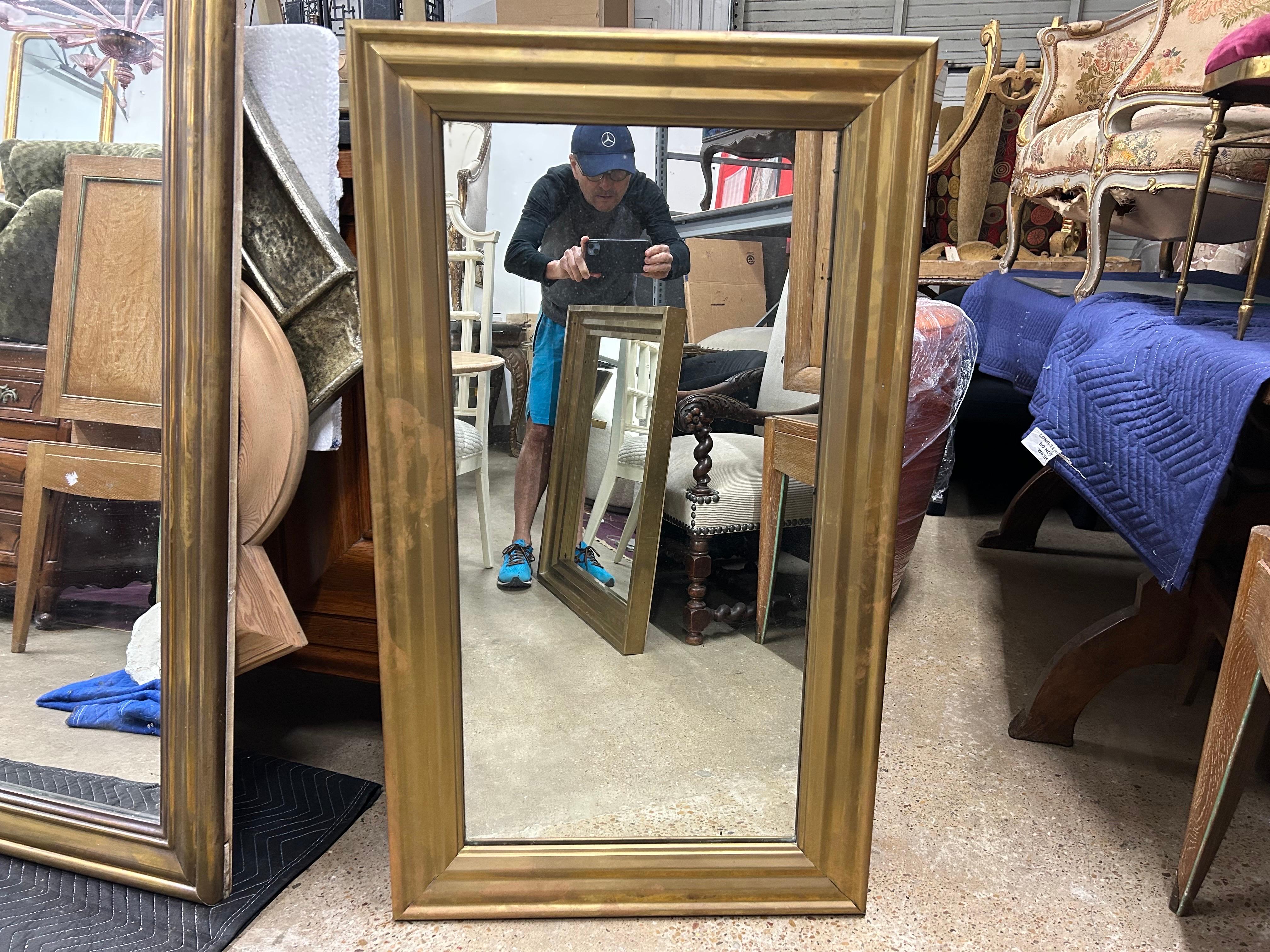 Specchio francese del XIX secolo in stile Luigi XIV in ottone.
In offerta c'è un bellissimo specchio in ottone in stile Luigi XVI o Direttorio dell'inizio del XIX secolo.
Questo specchio versatile in stile neoclassico francese ha un bel design a