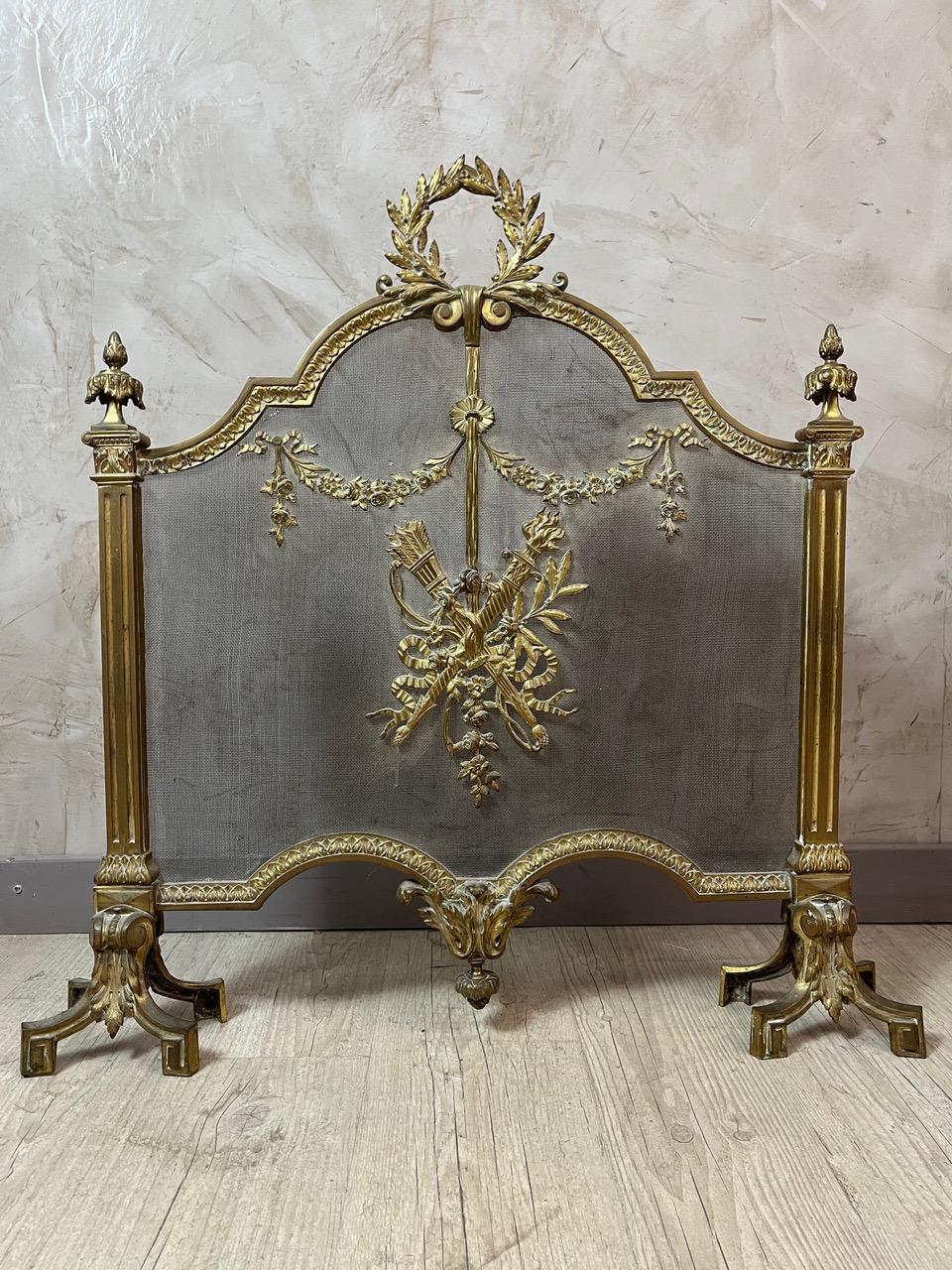 Beautiful and chic bronze fire screen, perfect for enhancing a fireplace with elegance.
This decorative piece, typical of the Louis XVI style, is both a functional object and a true statement of charm at the heart of your home.

Features:
- Bronze
-