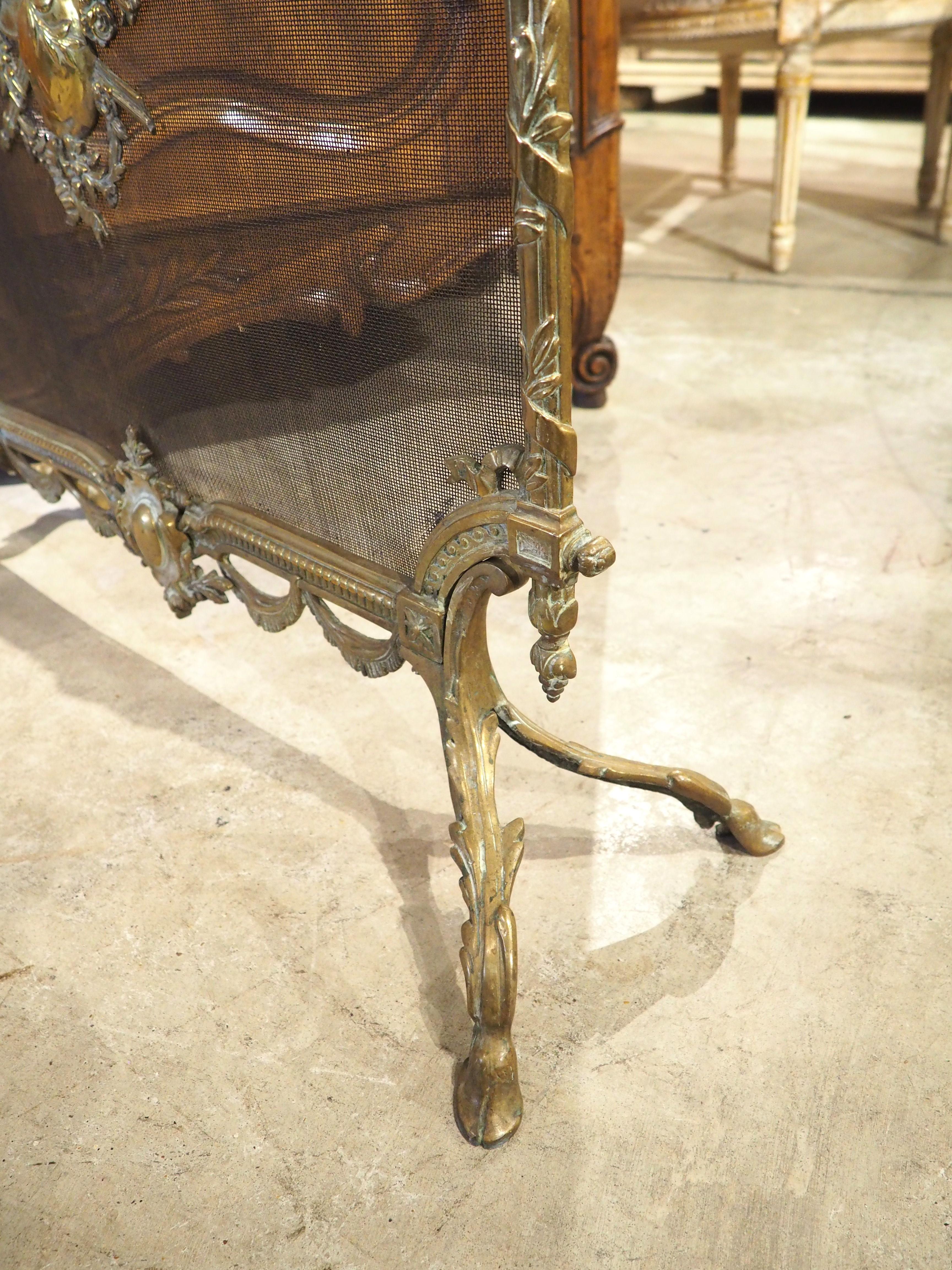 Parafuoco francese del XIX secolo in stile Luigi XVI in bronzo con trofeo musicale in vendita 6