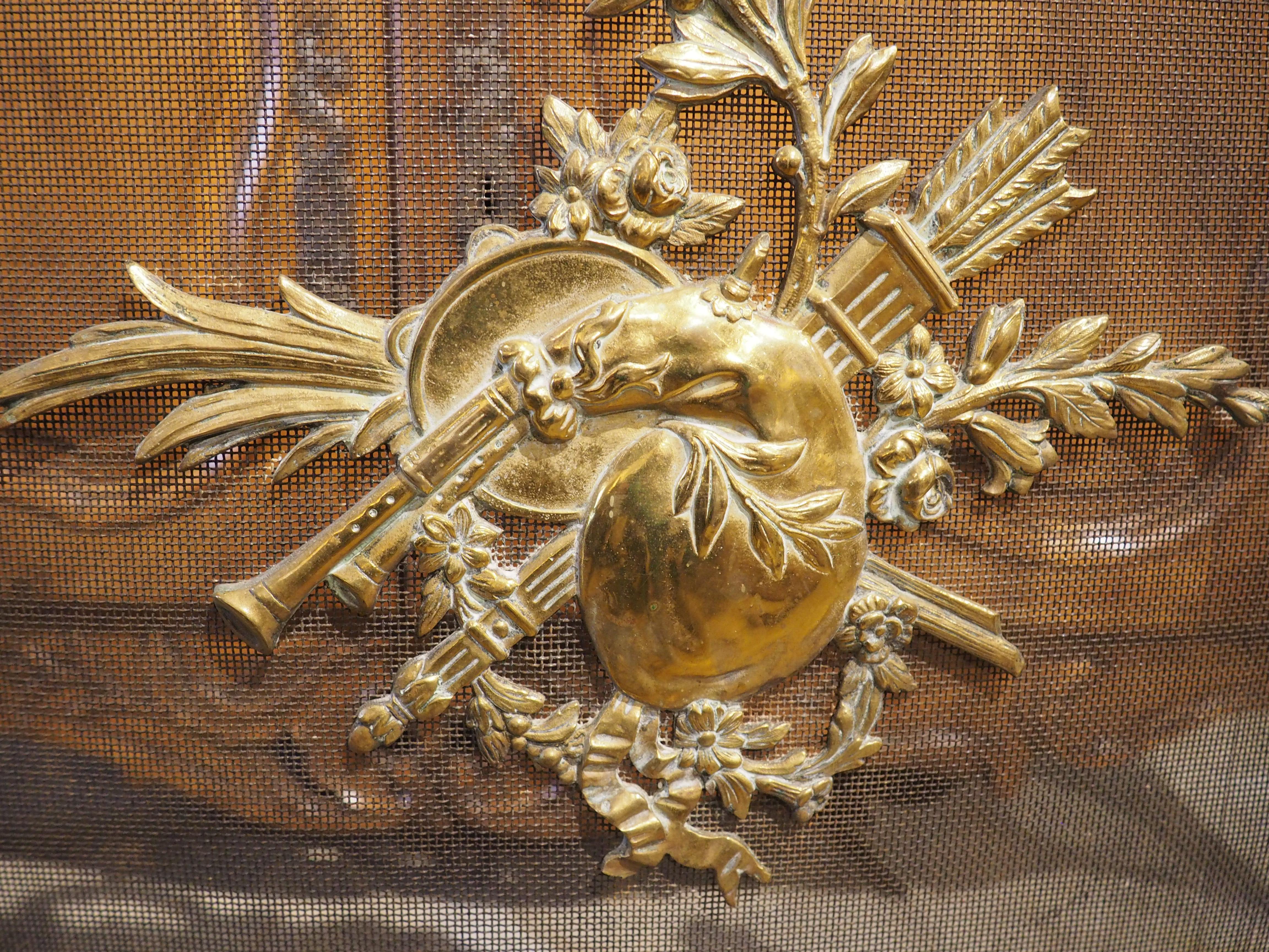 I trofei musicali erano motivi popolari per l'arte e l'arredamento durante il regno di Luigi XVI, in quanto questo periodo coincideva con le scoperte di Pompei ed Ercolano, con conseguente aumento dell'ispirazione dalle culture antiche come la
