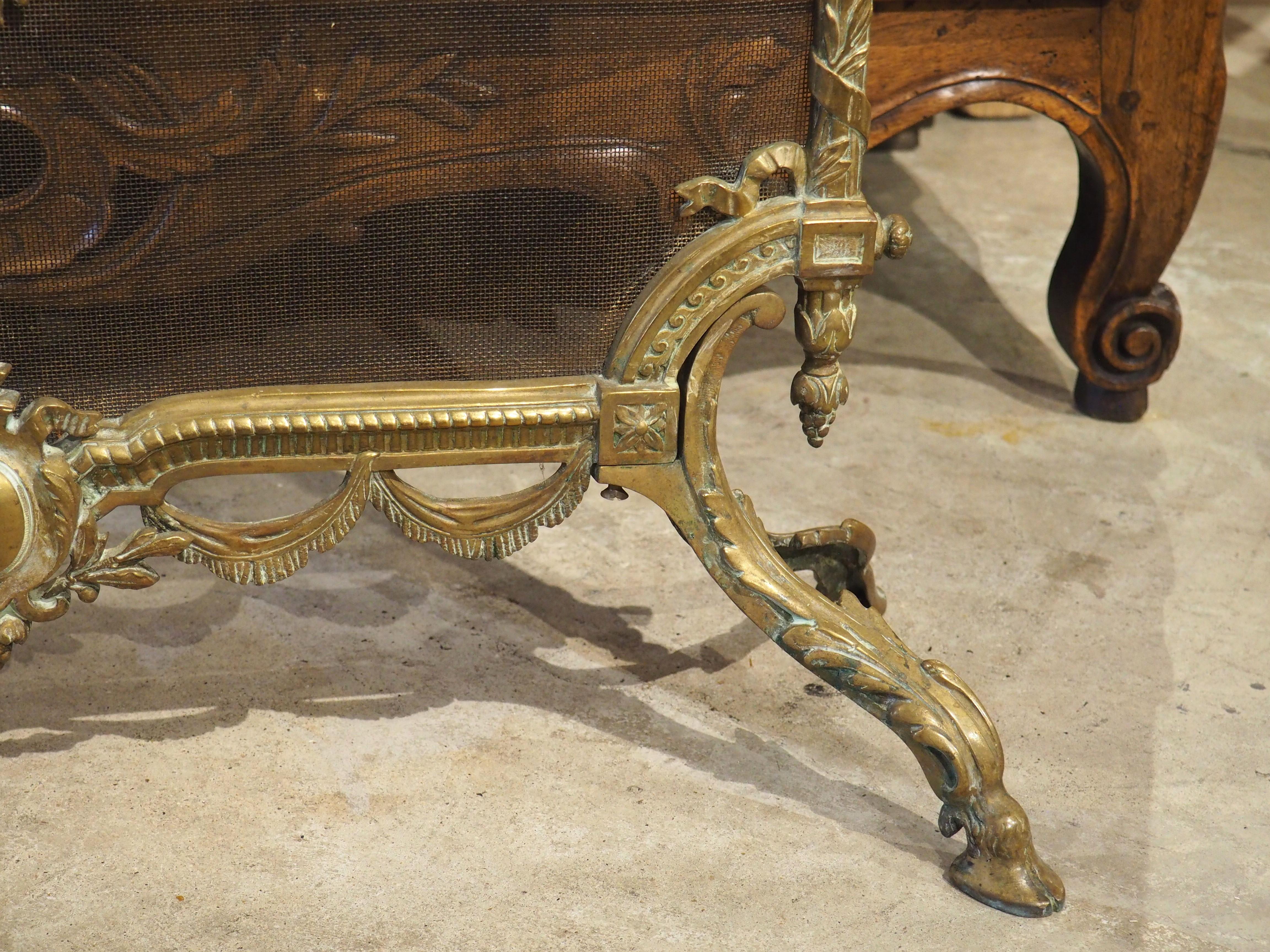 Dorato Parafuoco francese del XIX secolo in stile Luigi XVI in bronzo con trofeo musicale in vendita