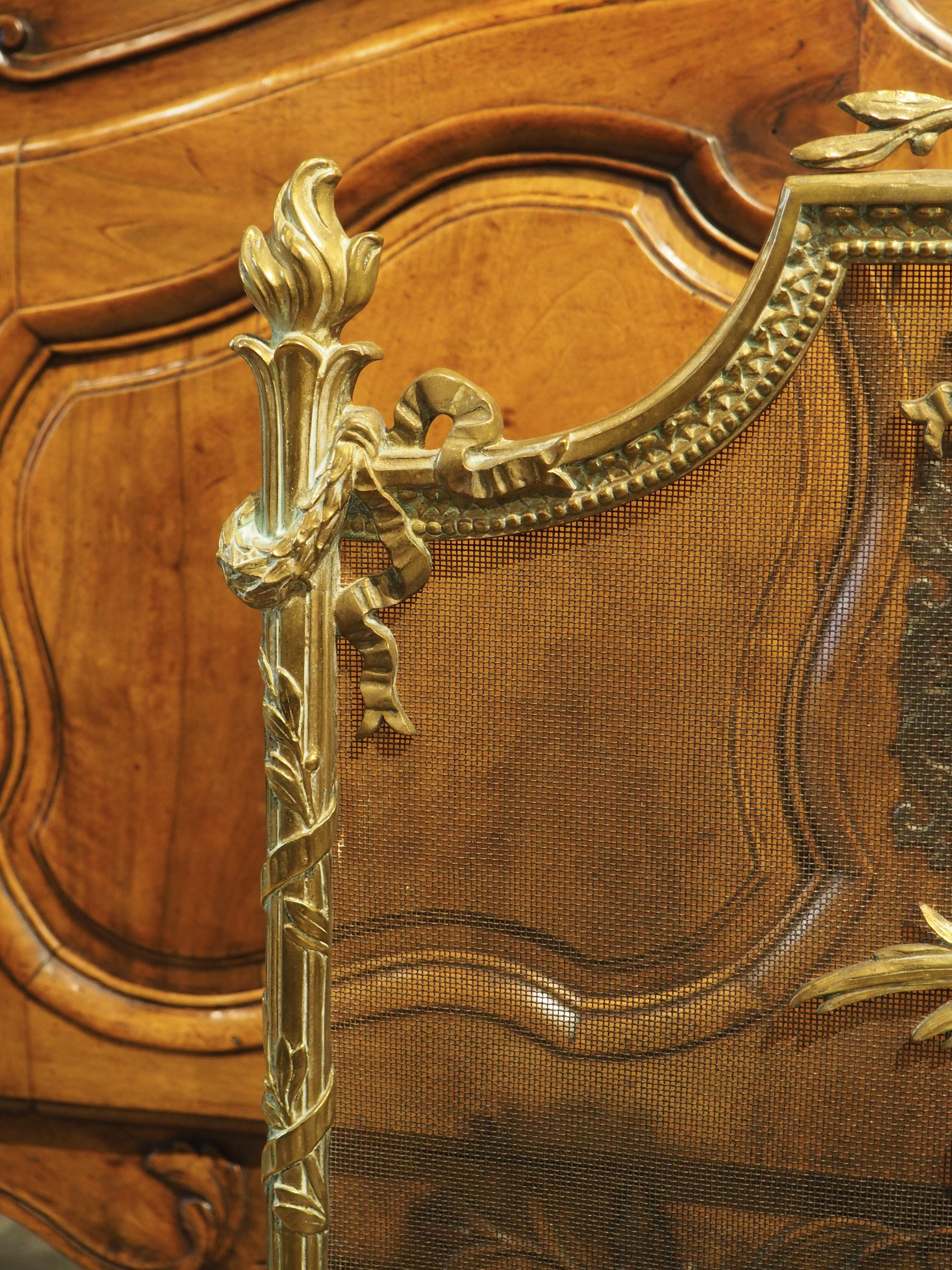 Metallo Parafuoco francese del XIX secolo in stile Luigi XVI in bronzo con trofeo musicale in vendita