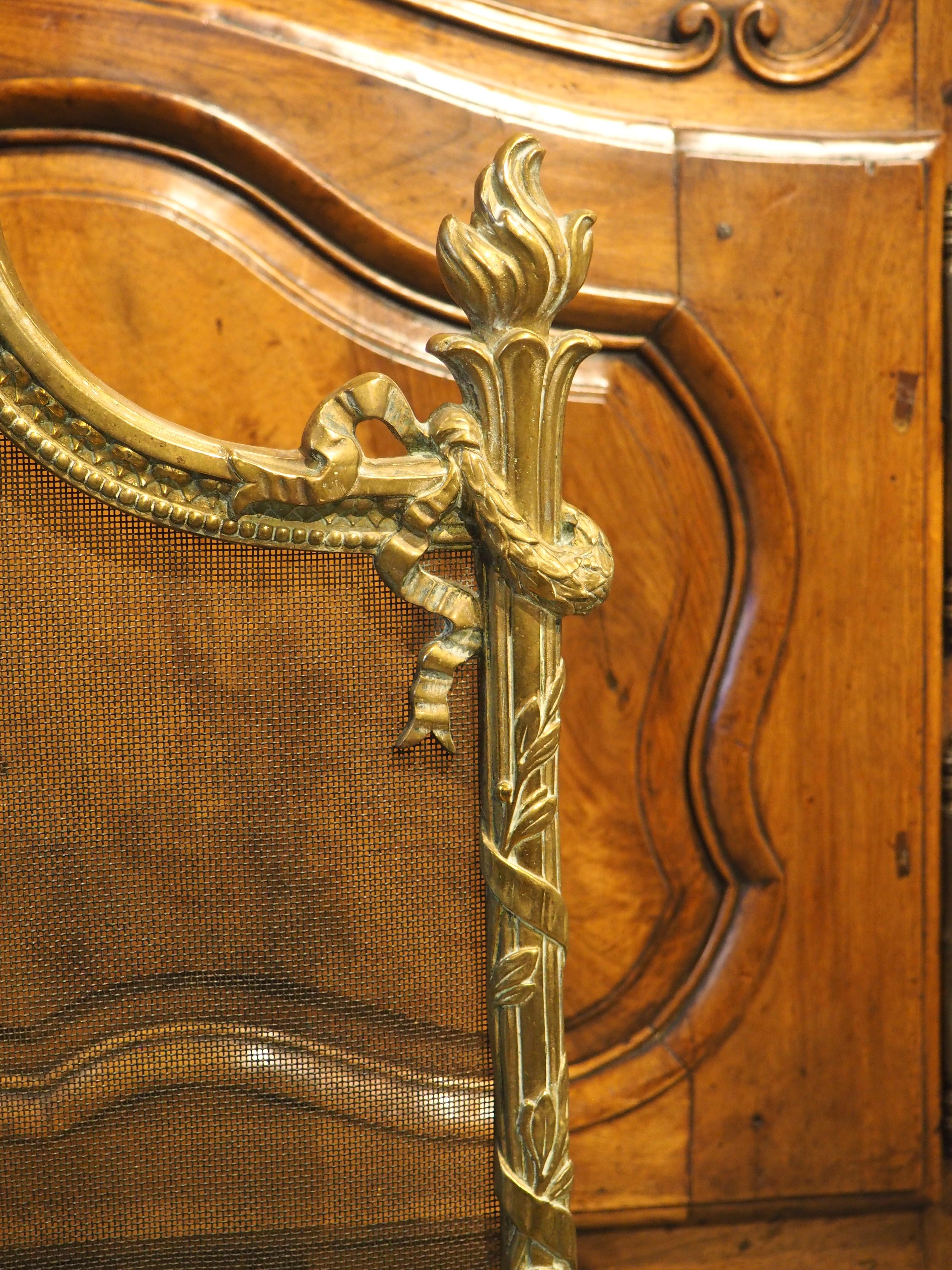 Parafuoco francese del XIX secolo in stile Luigi XVI in bronzo con trofeo musicale in vendita 1