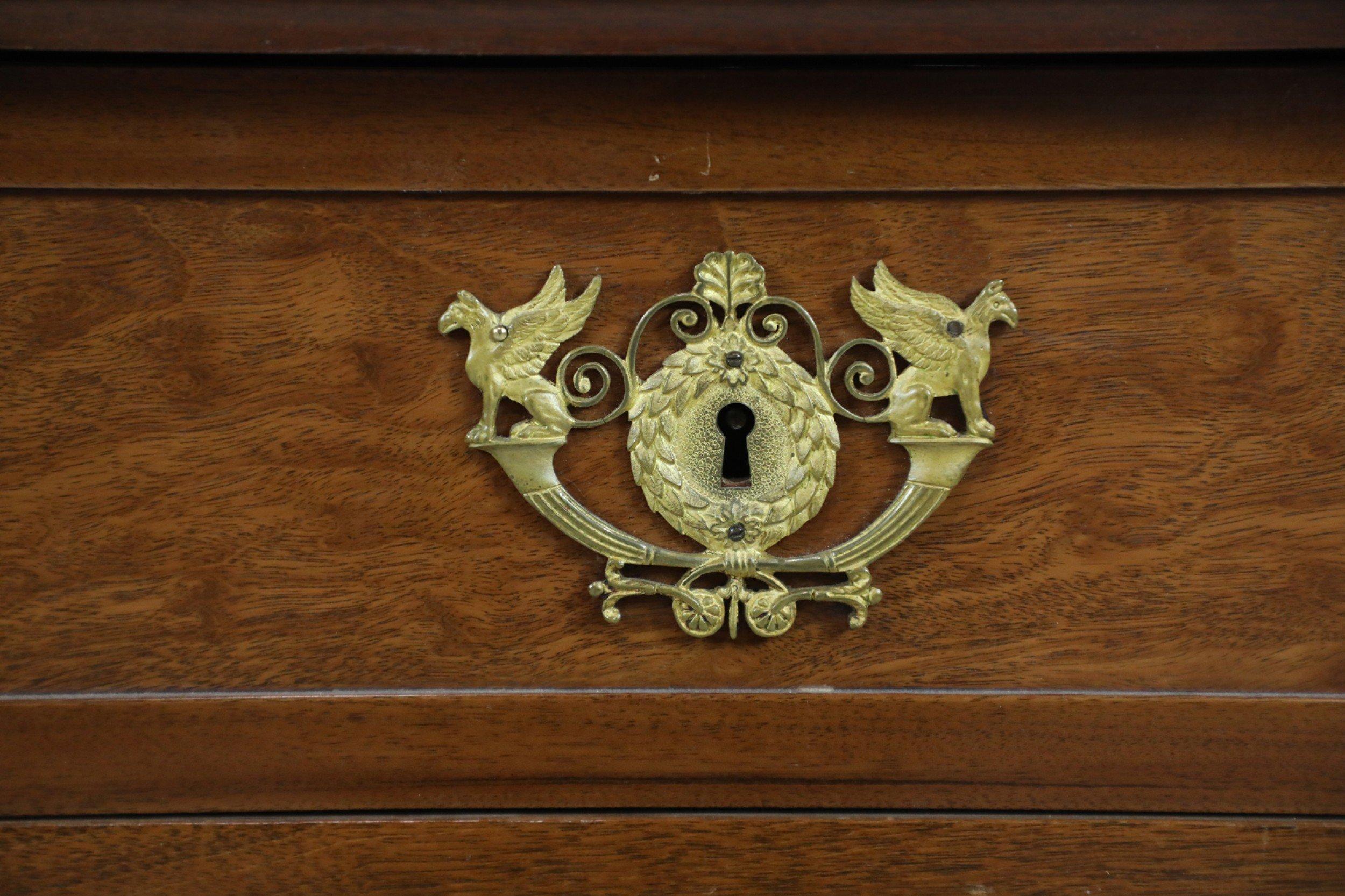 Scrivania francese del XIX secolo in stile Luigi XVI in mogano con finiture in bronzo in vendita 5