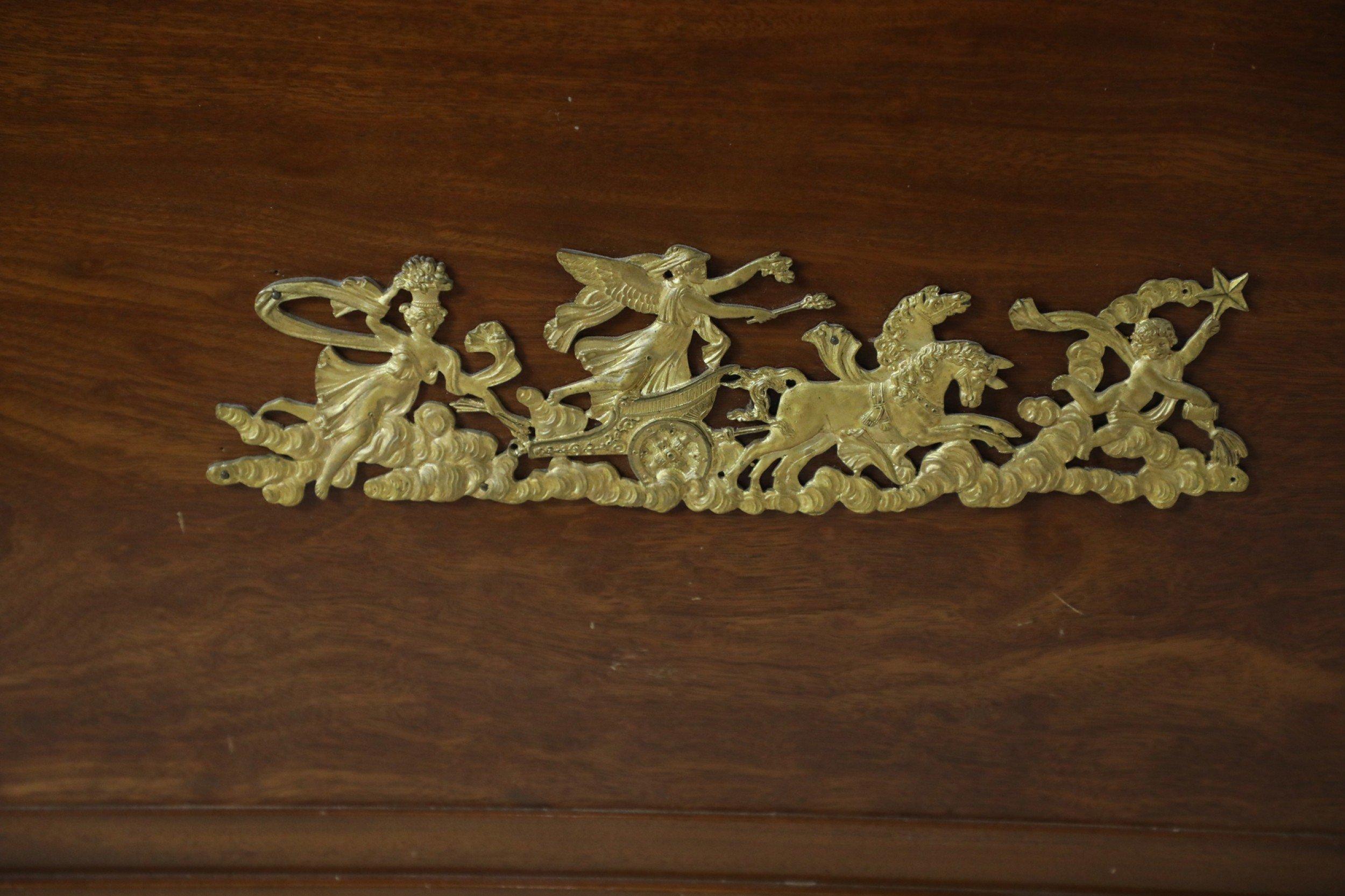 Scrivania francese del XIX secolo in stile Luigi XVI in mogano con finiture in bronzo in vendita 7