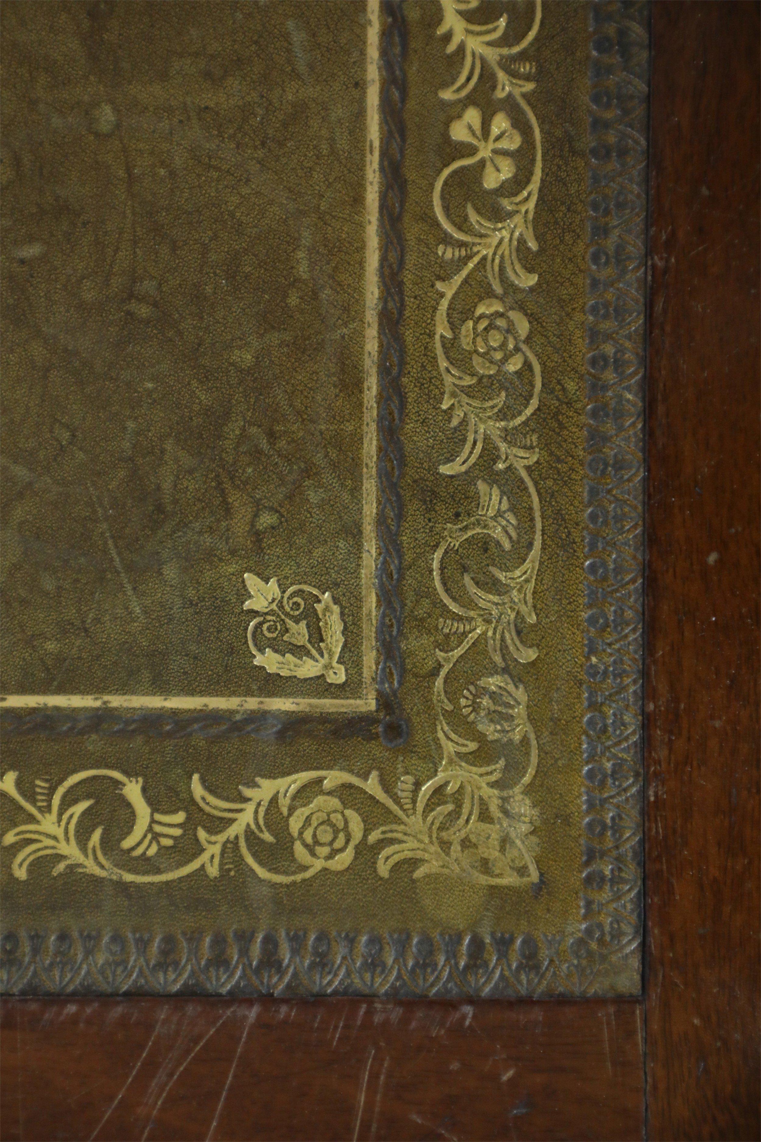 Scrivania francese del XIX secolo in stile Luigi XVI in mogano con finiture in bronzo in vendita 9