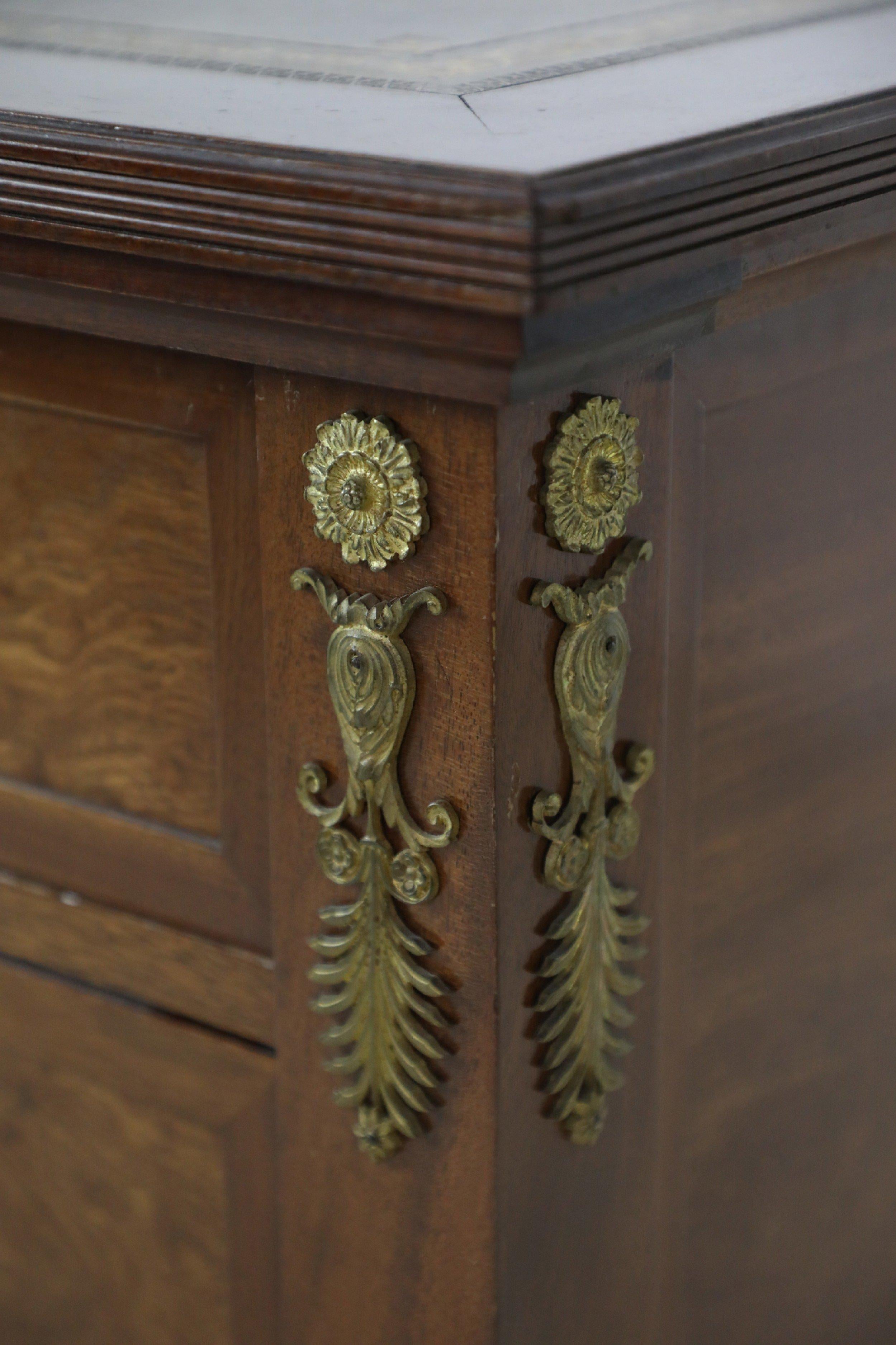 Scrivania francese del XIX secolo in stile Luigi XVI in mogano con finiture in bronzo in vendita 10
