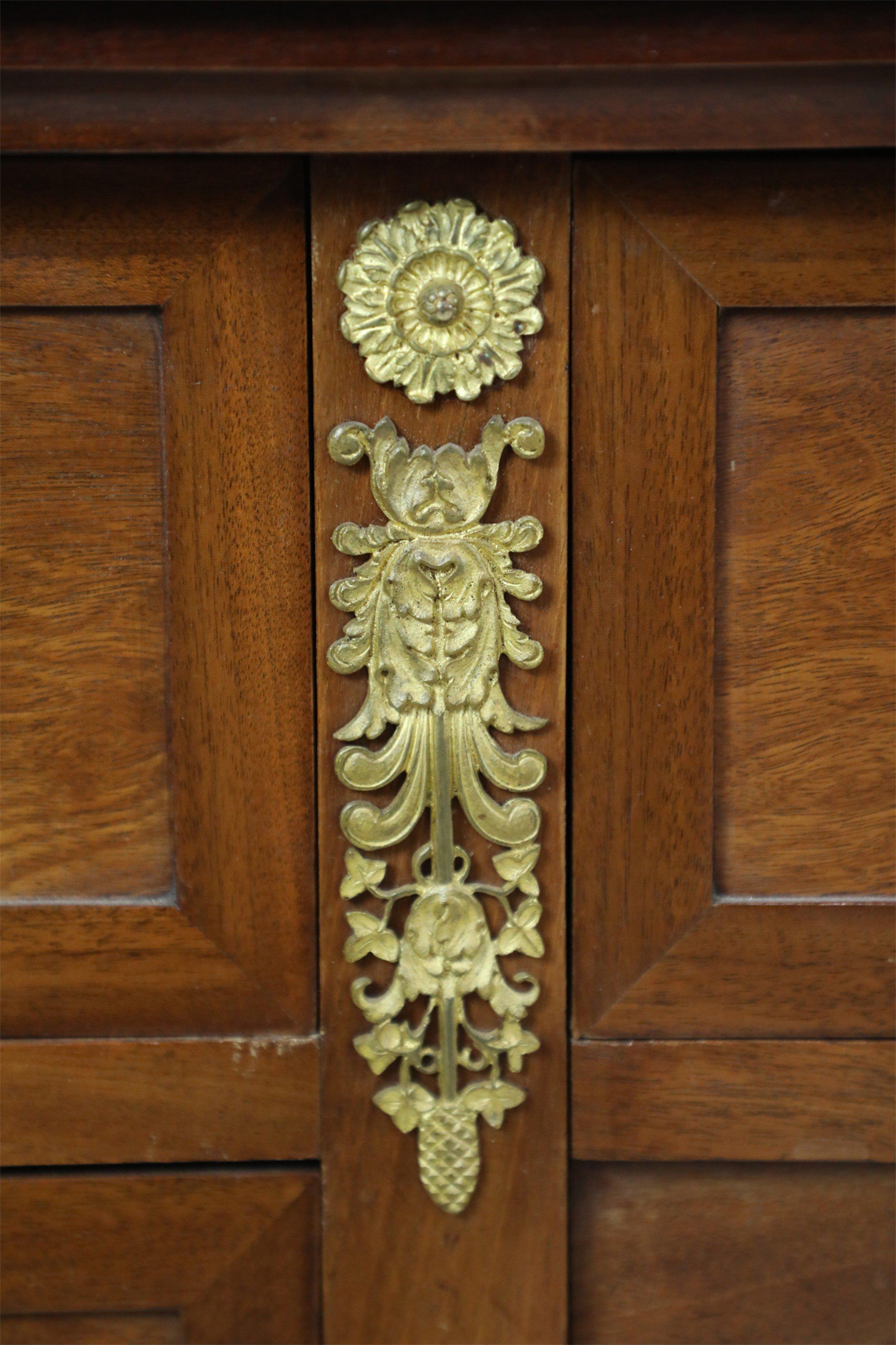 Scrivania francese del XIX secolo in stile Luigi XVI in mogano con finiture in bronzo in vendita 3