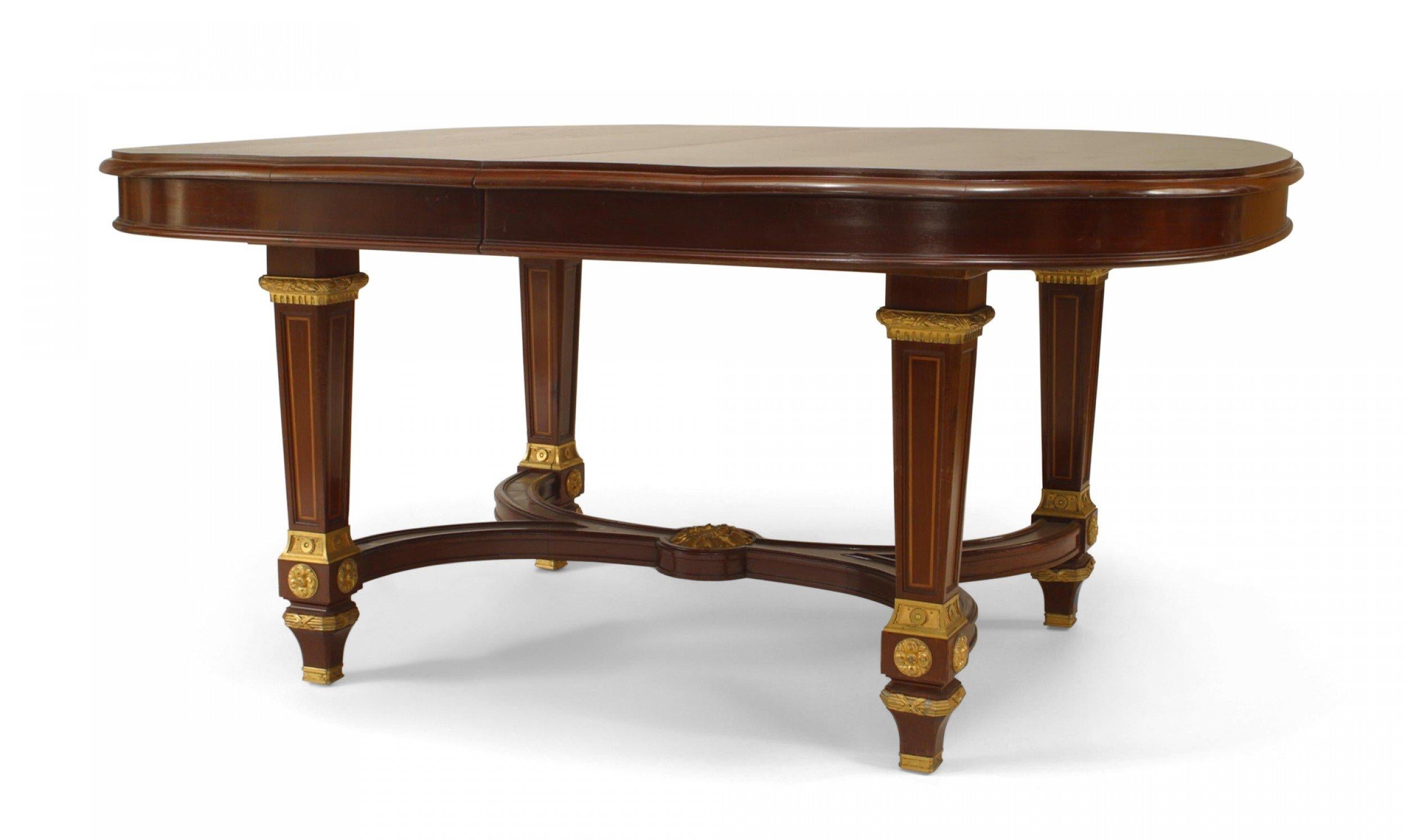 Table de salle à manger ovale française de style Louis XVI en acajou Bon état - En vente à New York, NY