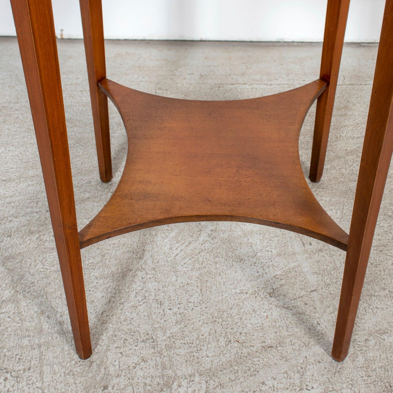 19. Jahrhundert Französisch Louis XVI-Stil Noppen Nussbaum Gueridon mit Regal im Angebot 5