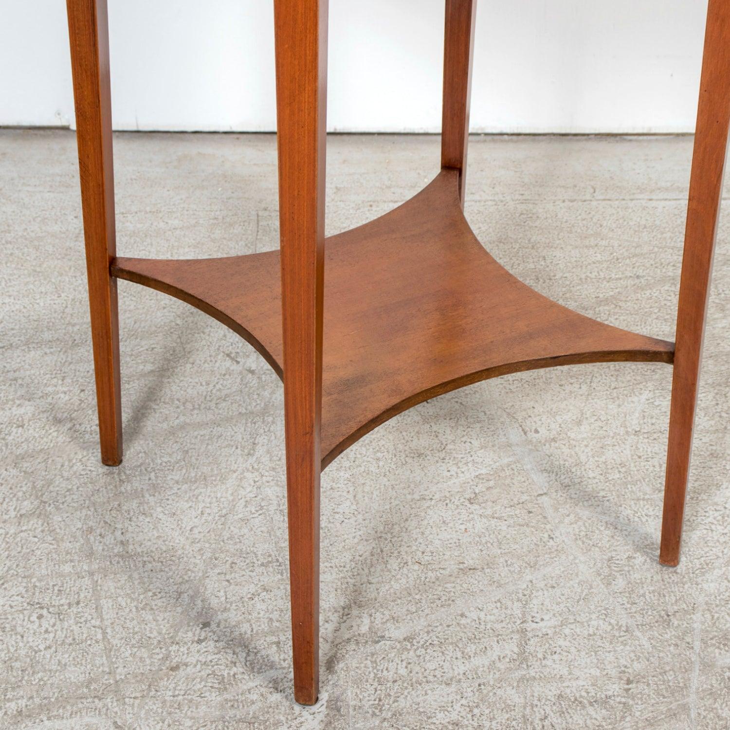 19. Jahrhundert Französisch Louis XVI-Stil Noppen Nussbaum Gueridon mit Regal im Angebot 7