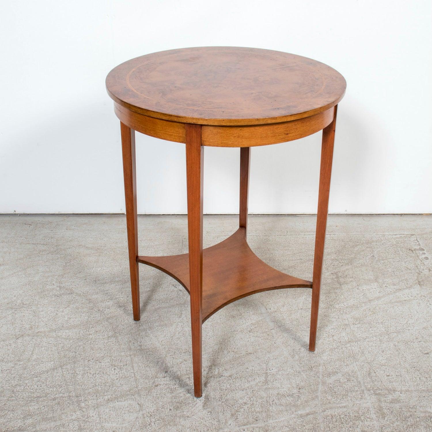 19. Jahrhundert Französisch Louis XVI-Stil Noppen Nussbaum Gueridon mit Regal (Louis XVI.) im Angebot
